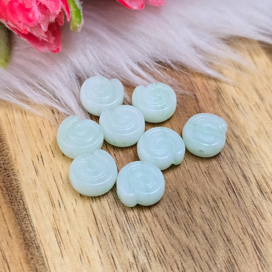 8 mintfarbene Schneckenperlen aus böhmischem Glas – ideal für zarte DIY-Schmuckideen wie Ketten, Armbänder oder Ohrringe. Größe: 9 x 4 mm – handgefertigte Qualität!