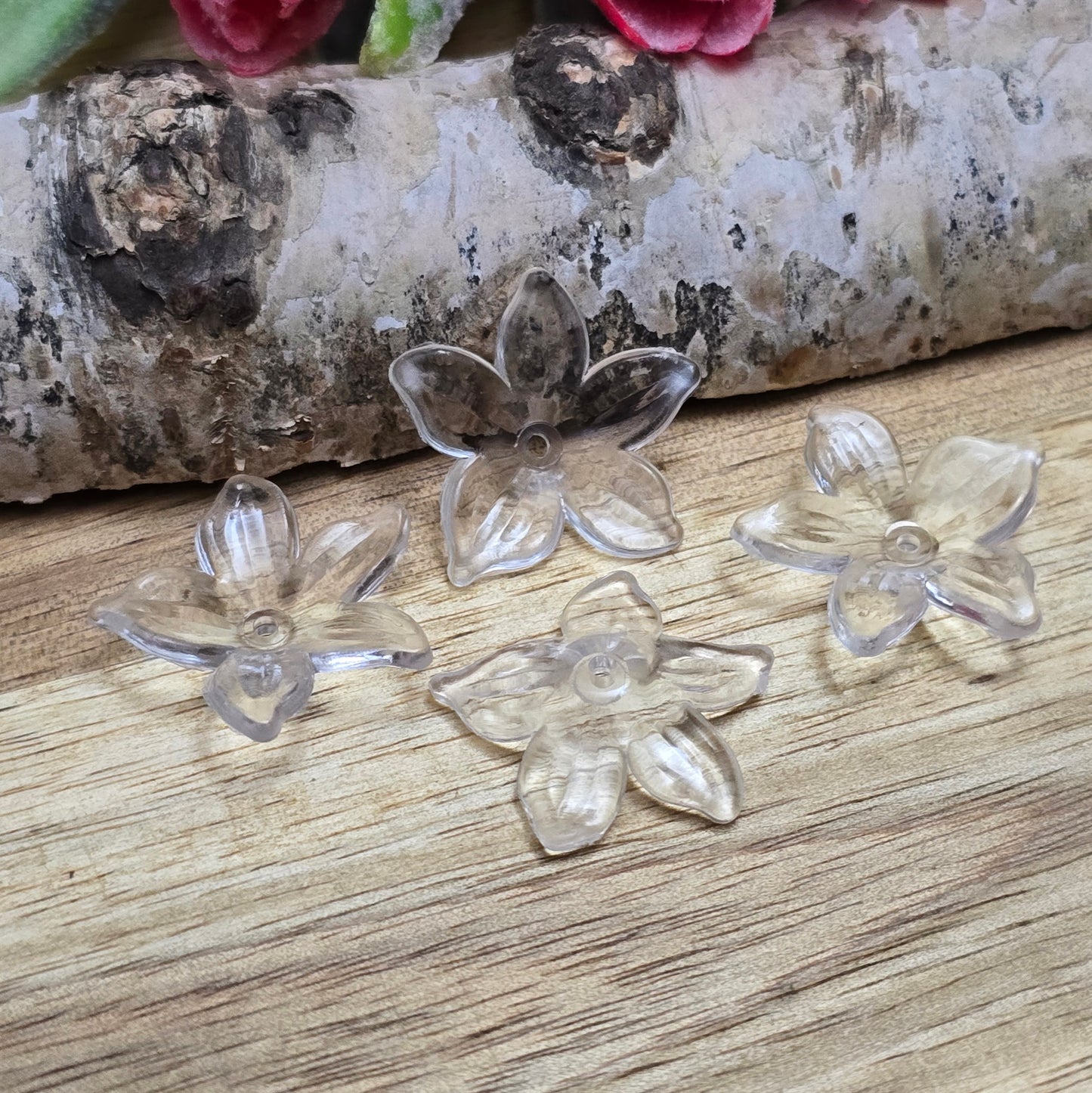 Diese 30 transparent farblosen Blumenperlen aus Acryl mit einem Durchmesser von 20 mm sind perfekt für deine kreativen Projekte! Ideal für Schmuck, Makramee und Dekorationen. Ihre schimmernde Oberfläche bringt blumigen Flair und ist eine wunderbare Ergänzung für Hochzeiten, Sommerfeste und andere festliche Anlässe.