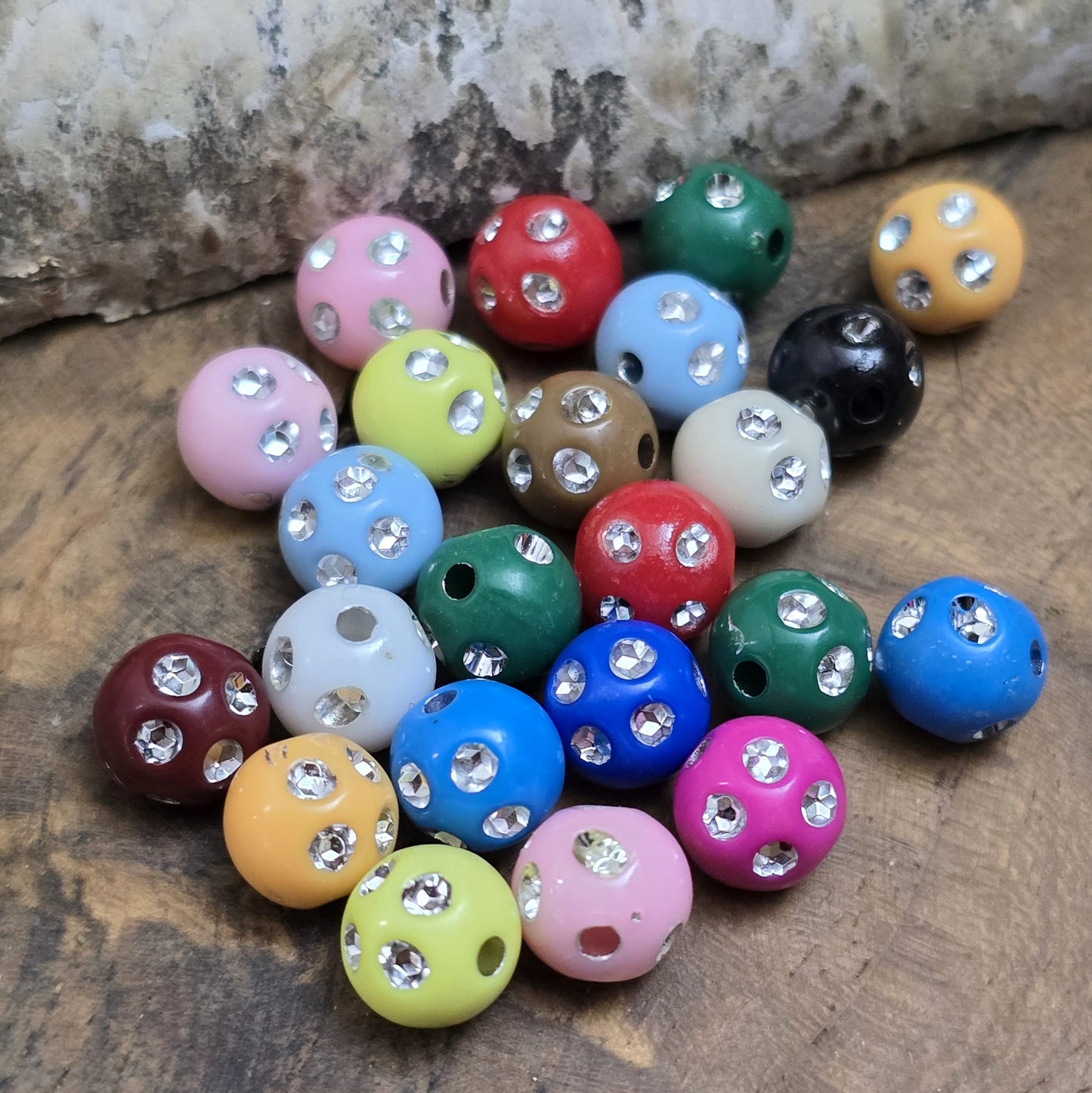 60 bunte Acrylperlen im Strasslook, 8mm. Die Perlen haben eine glänzende Oberfläche und lebendige Farben. Perfekt für Schmuck, Makramee oder Dekorationen. Mit großem Fädelloch für einfaches Auffädeln auf Bänder oder Schnüre.