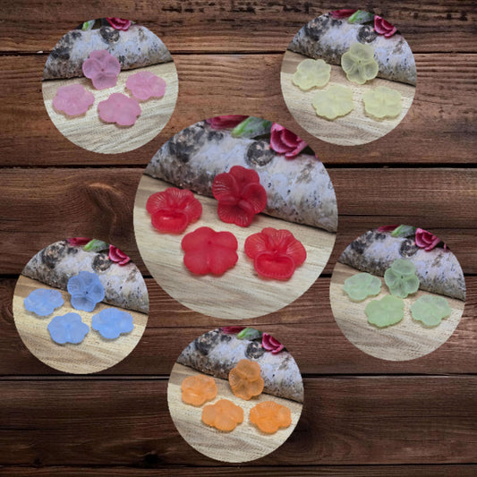 Diese mattierten Blumenperlen aus Acryl mit einem Durchmesser von 20 mm sind perfekt für deine kreativen Projekte! Ideal für Schmuck, Makramee und Dekorationen. Ihre schimmernde Oberfläche bringt blumigen Flair und ist eine wunderbare Ergänzung für Hochzeiten, Sommerfeste und andere festliche Anlässe.