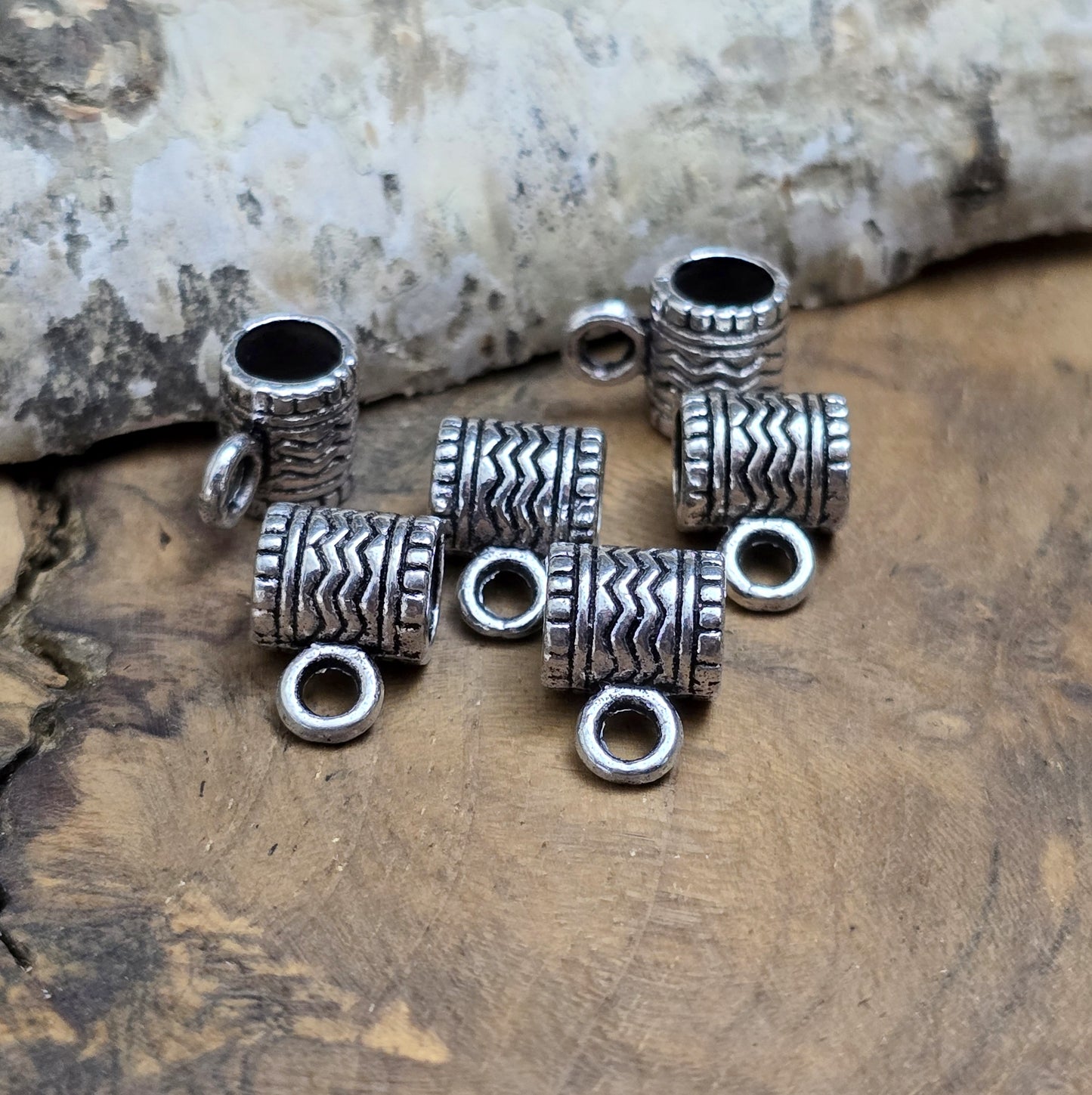 Das Bild zeigt Anhängerösen 9 x 7 mm - antik silberfarbig. Sie eignen sich prima für die Schmuckherstellung.