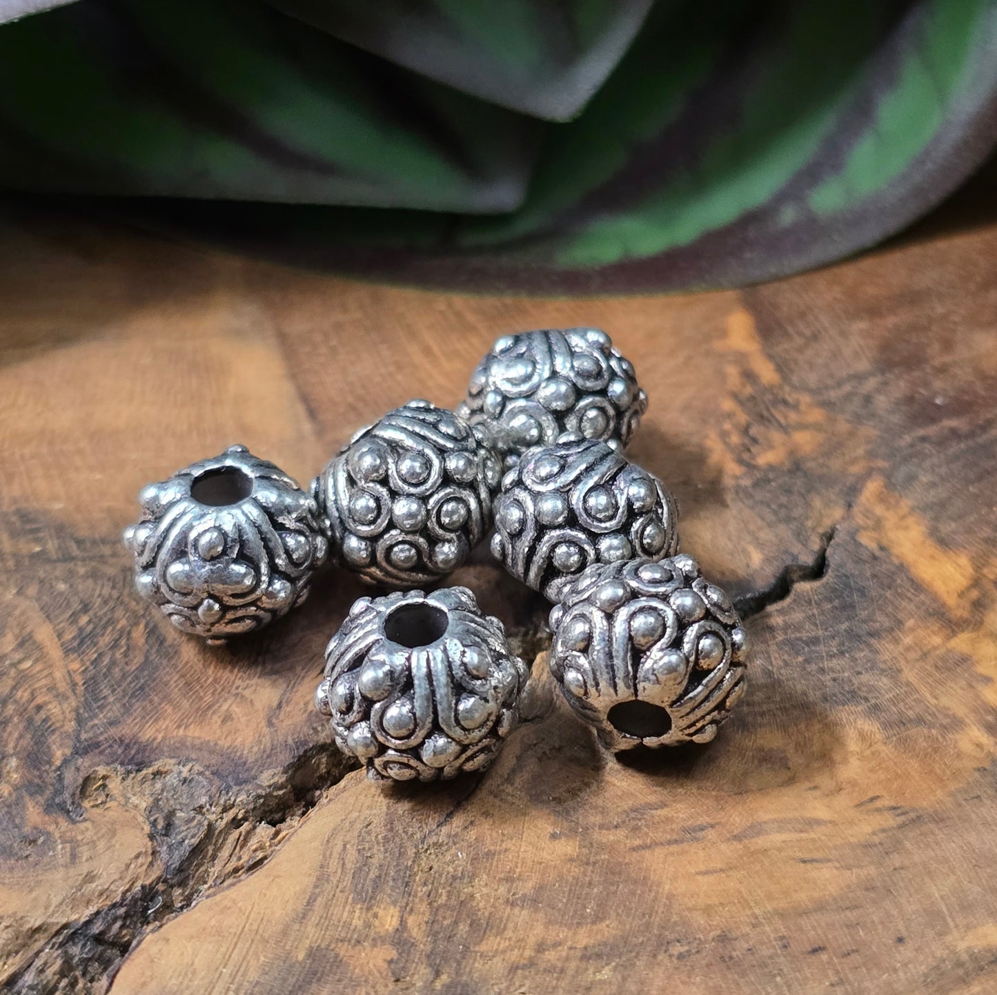 6 antik-silberne Metallperlen im Ethno-Design, Ø ca. 9 mm, mit großem Fädelloch – ideal für Boho-Schmuck & DIY.