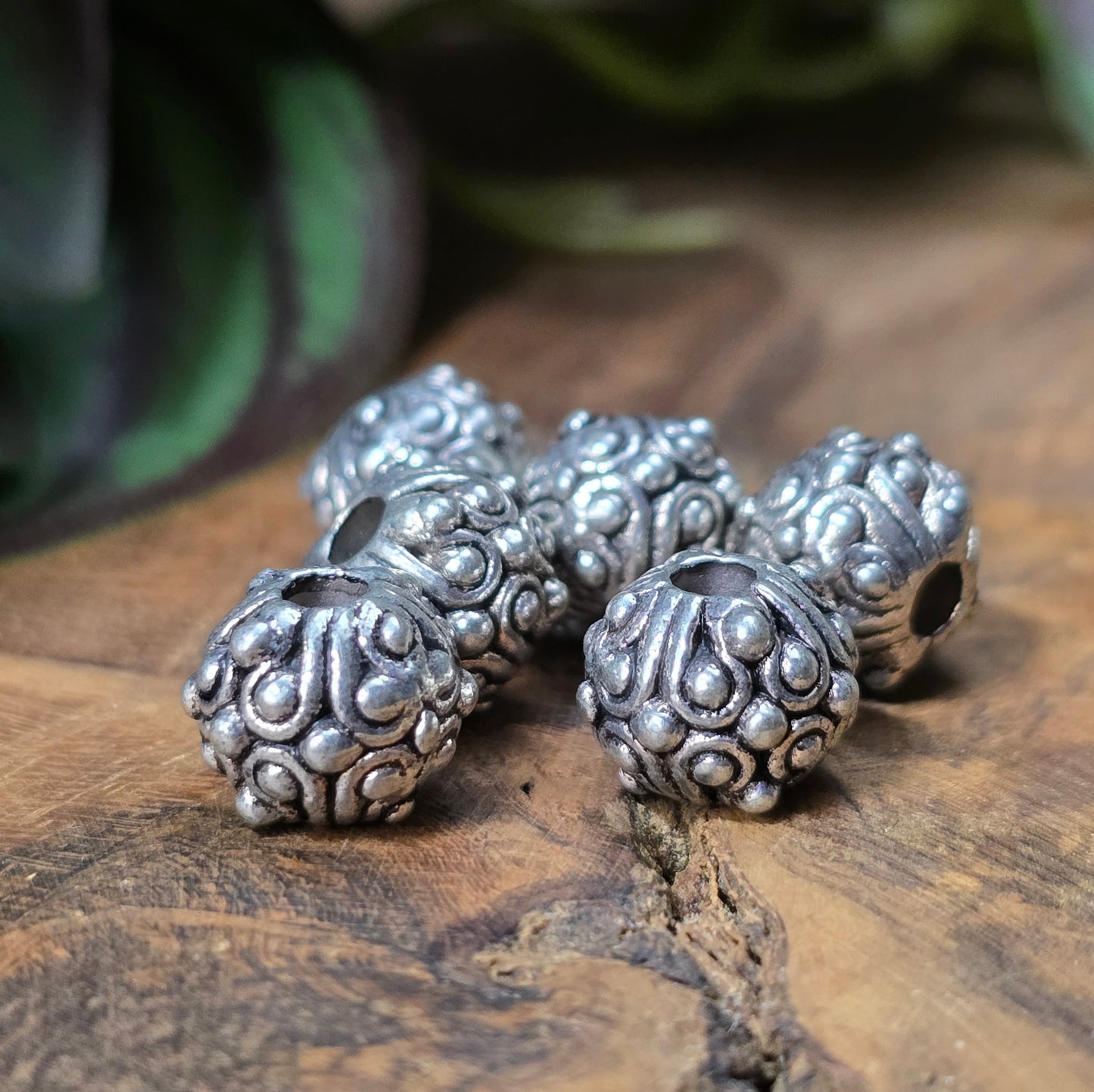 6 antik-silberne Metallperlen im Ethno-Design, Ø ca. 9 mm, mit großem Fädelloch – ideal für Boho-Schmuck & DIY.