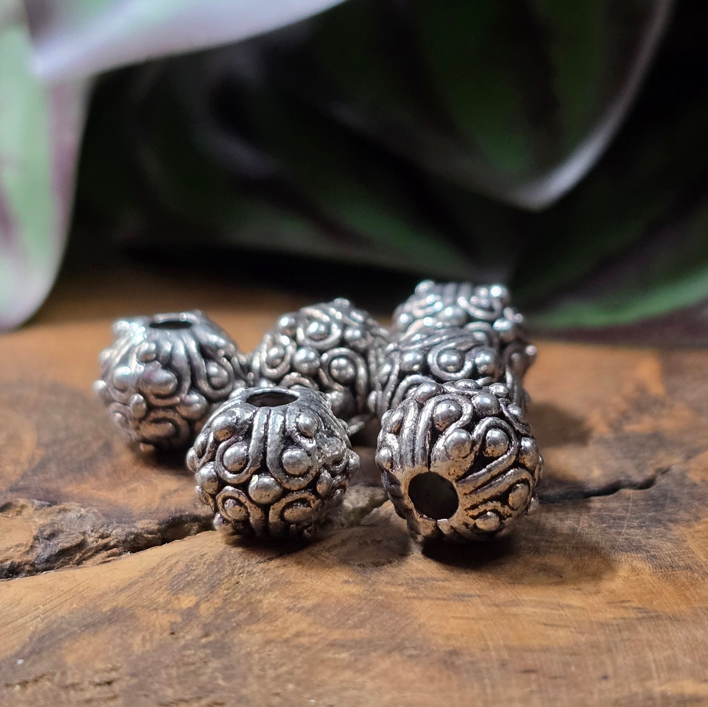 6 antik-silberne Metallperlen im Ethno-Design, Ø ca. 9 mm, mit großem Fädelloch – ideal für Boho-Schmuck & DIY.