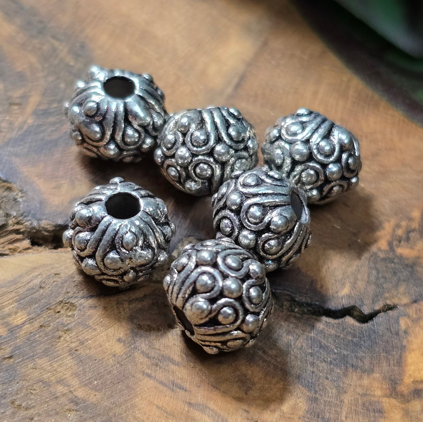 6 antik-silberne Metallperlen im Ethno-Design, Ø ca. 9 mm, mit großem Fädelloch – ideal für Boho-Schmuck & DIY.