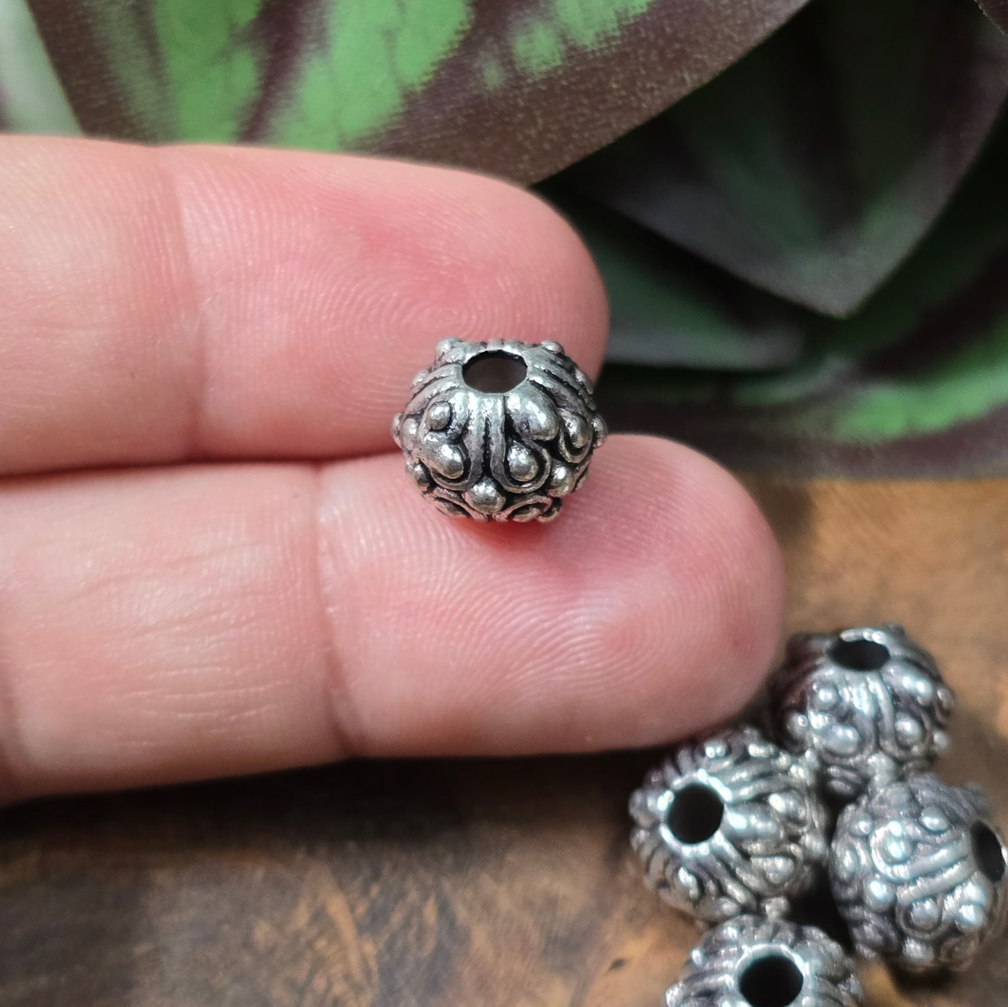 6 antik-silberne Metallperlen im Ethno-Design, Ø ca. 9 mm, mit großem Fädelloch – ideal für Boho-Schmuck & DIY.