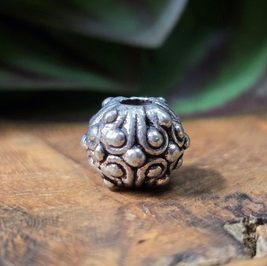 6 antik-silberne Metallperlen im Ethno-Design, Ø ca. 9 mm, mit großem Fädelloch – ideal für Boho-Schmuck & DIY.