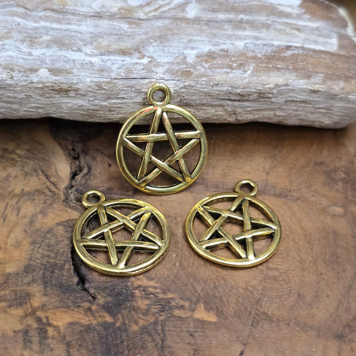 3 Pentagramm-Anhänger (20mm) antik gold für Wicca, Pagan & DIY Schmuck. Spirituelle Bedeutung & Vintage-Optik für deine kreativen Projekte!