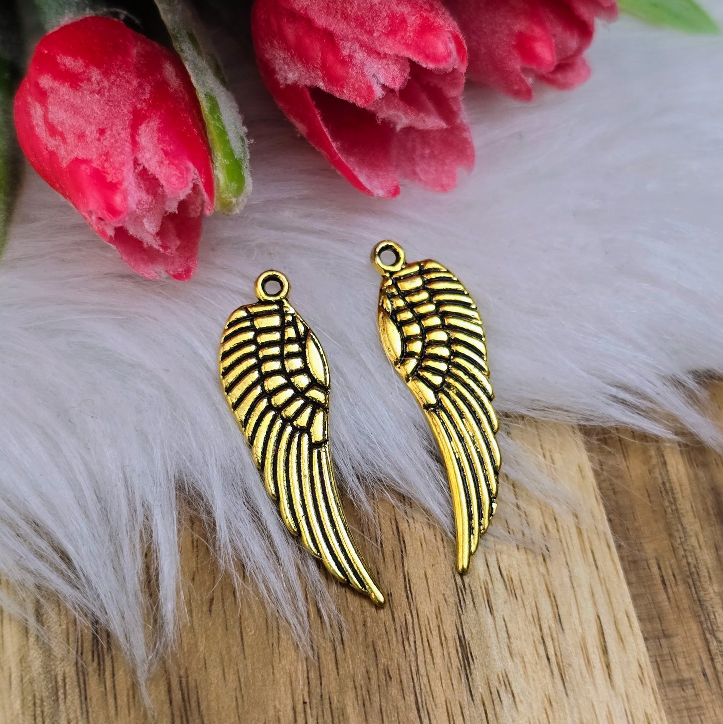 Vier detailreiche Flügel-Anhänger in antikem Gold – 30 mm – beidseitig geprägt mit Patina-Effekt – perfekt für DIY-Schmuck, Taschen & kreative Accessoires.