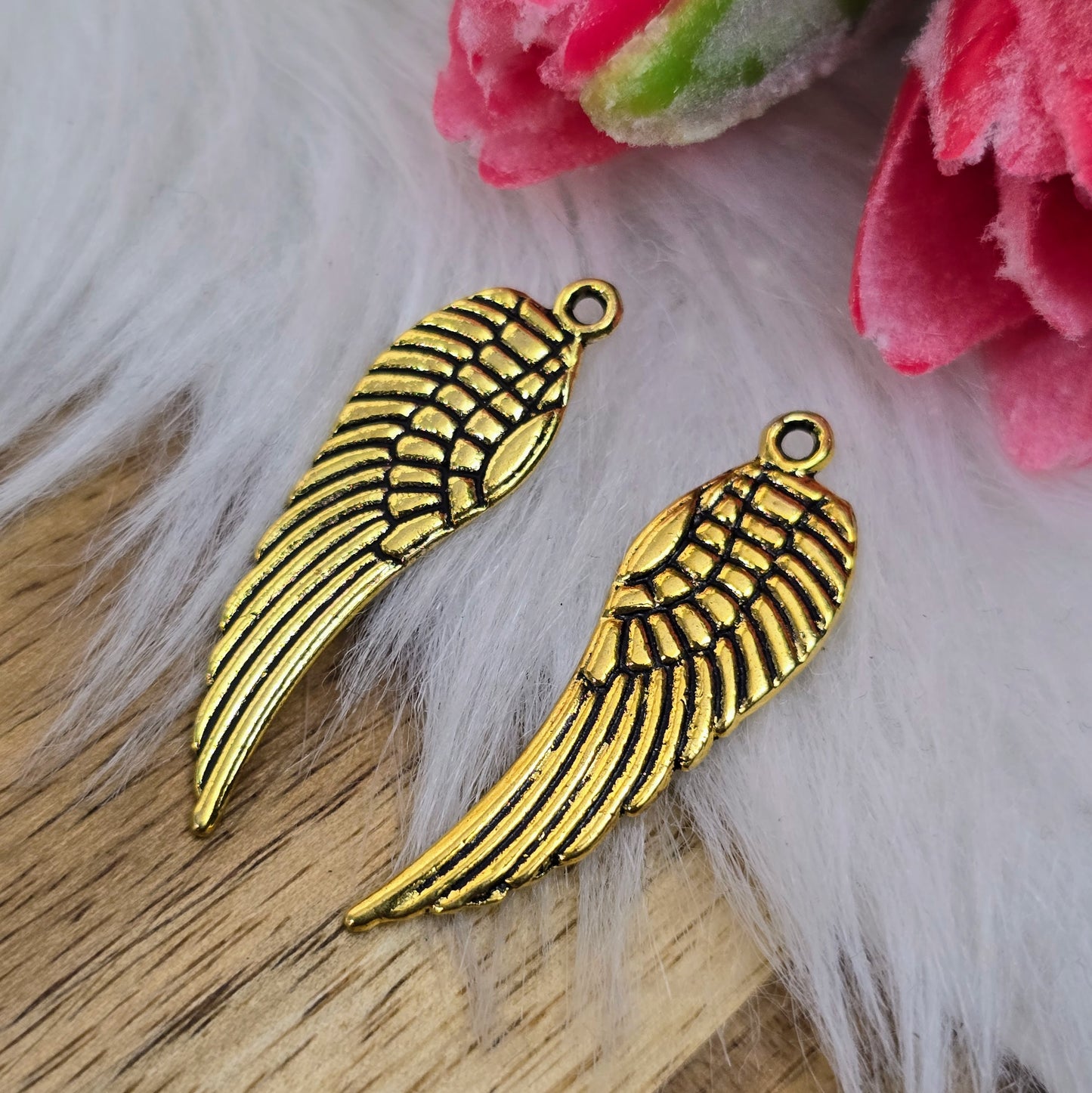 Vier detailreiche Flügel-Anhänger in antikem Gold – 30 mm – beidseitig geprägt mit Patina-Effekt – perfekt für DIY-Schmuck, Taschen & kreative Accessoires.
