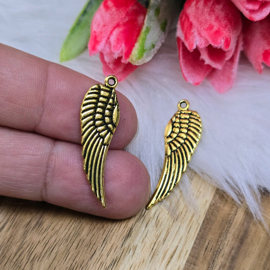 Vier detailreiche Flügel-Anhänger in antikem Gold – 30 mm – beidseitig geprägt mit Patina-Effekt – perfekt für DIY-Schmuck, Taschen & kreative Accessoires.