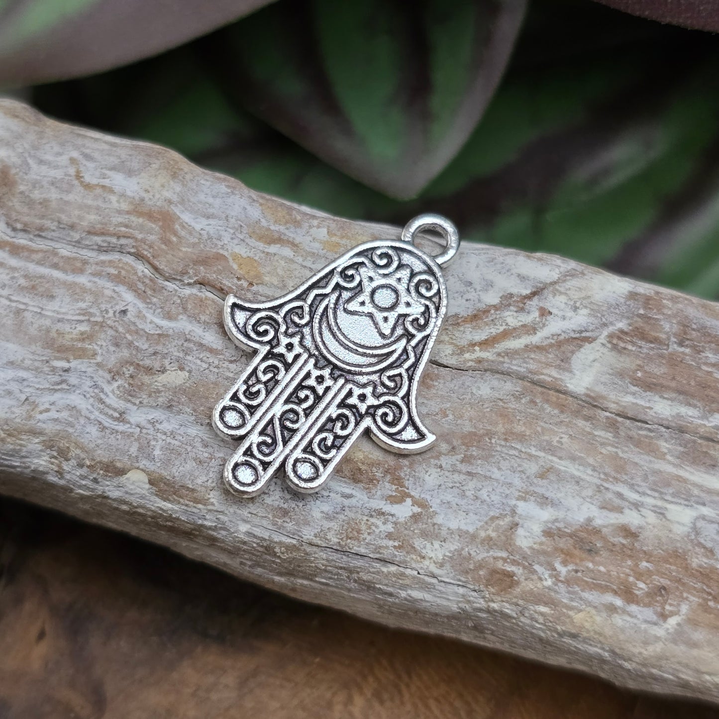 3x Hamsa Hand Anhänger (25mm) in antik silber – Schutzsymbol & Glücksbringer für Schmuckdesigns. Beidseitig geprägt, robuste Zinklegierung. Ideal für Ketten & Armbänder.