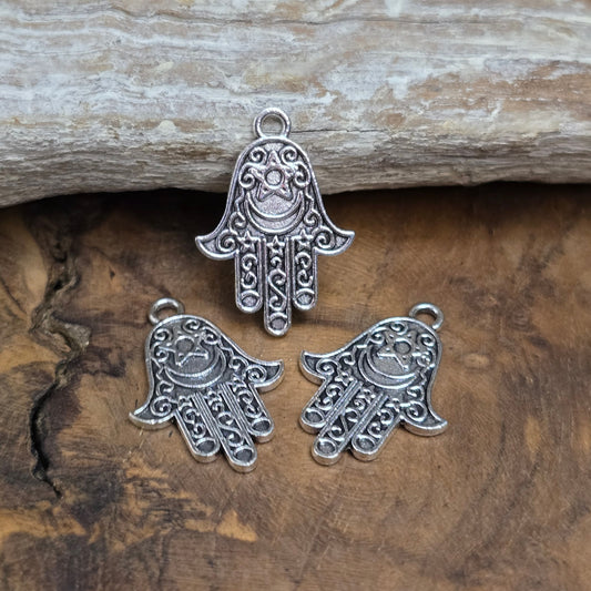 3x Hamsa Hand Anhänger (25mm) in antik silber – Schutzsymbol & Glücksbringer für Schmuckdesigns. Beidseitig geprägt, robuste Zinklegierung. Ideal für Ketten & Armbänder.