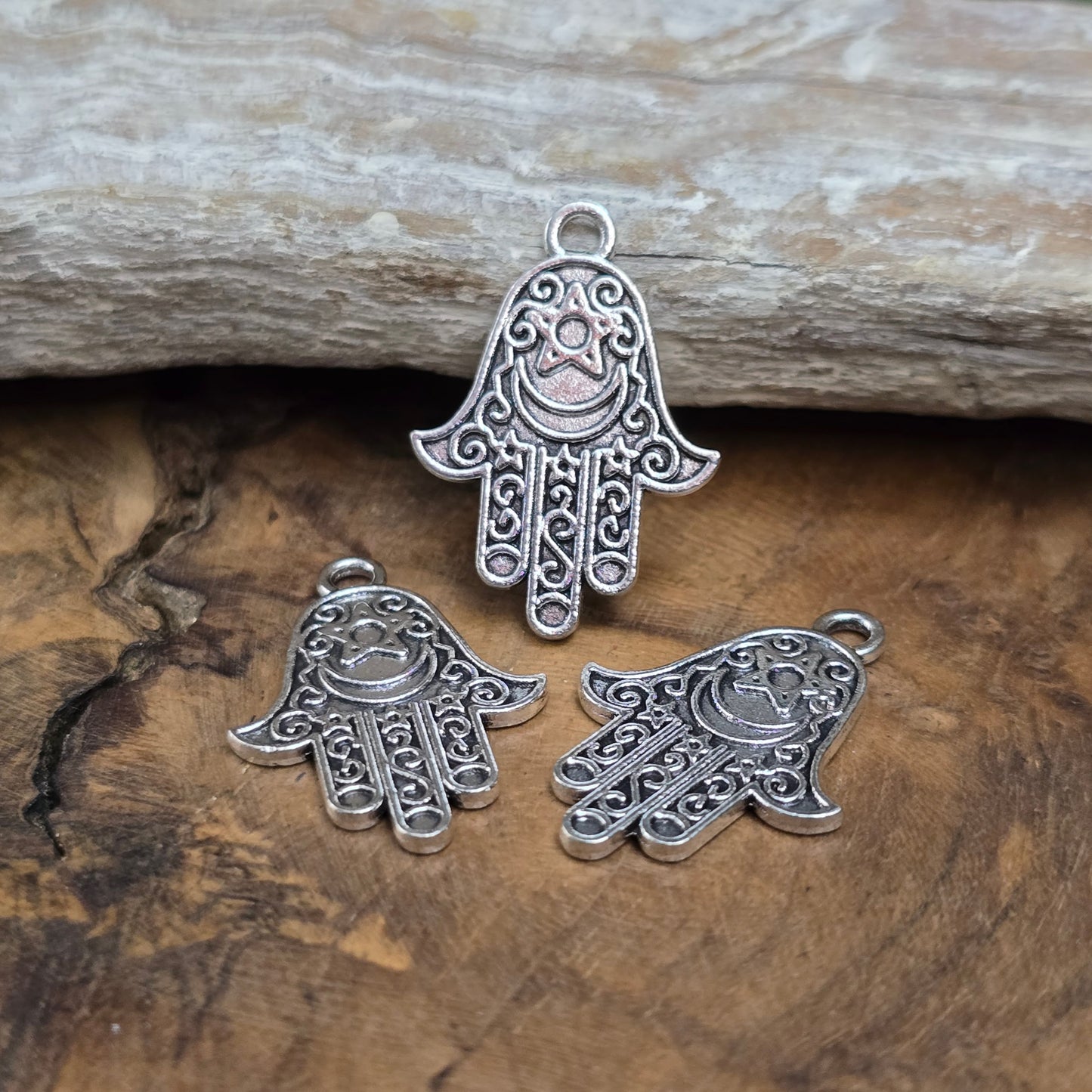 3x Hamsa Hand Anhänger (25mm) in antik silber – Schutzsymbol & Glücksbringer für Schmuckdesigns. Beidseitig geprägt, robuste Zinklegierung. Ideal für Ketten & Armbänder.