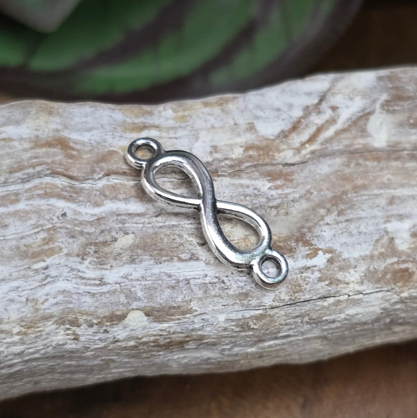 6 antik silberfarbene Infinity-Verbinder – perfekt für symbolischen DIY-Schmuck, Makramee & Geschenke mit Bedeutung. Angenehm gewölbt & schön verarbeitet.