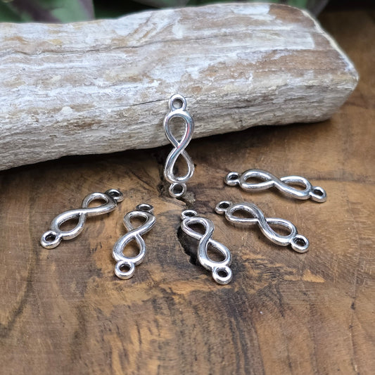 6 antik silberfarbene Infinity-Verbinder – perfekt für symbolischen DIY-Schmuck, Makramee & Geschenke mit Bedeutung. Angenehm gewölbt & schön verarbeitet.