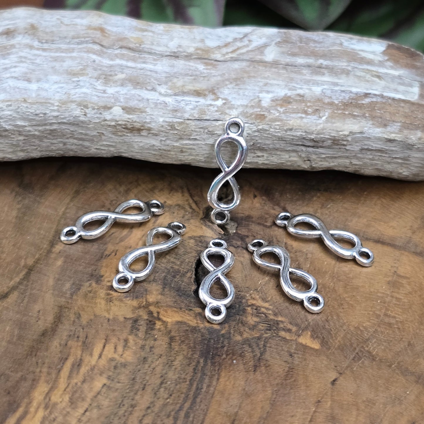 6 antik silberfarbene Infinity-Verbinder – perfekt für symbolischen DIY-Schmuck, Makramee & Geschenke mit Bedeutung. Angenehm gewölbt & schön verarbeitet.