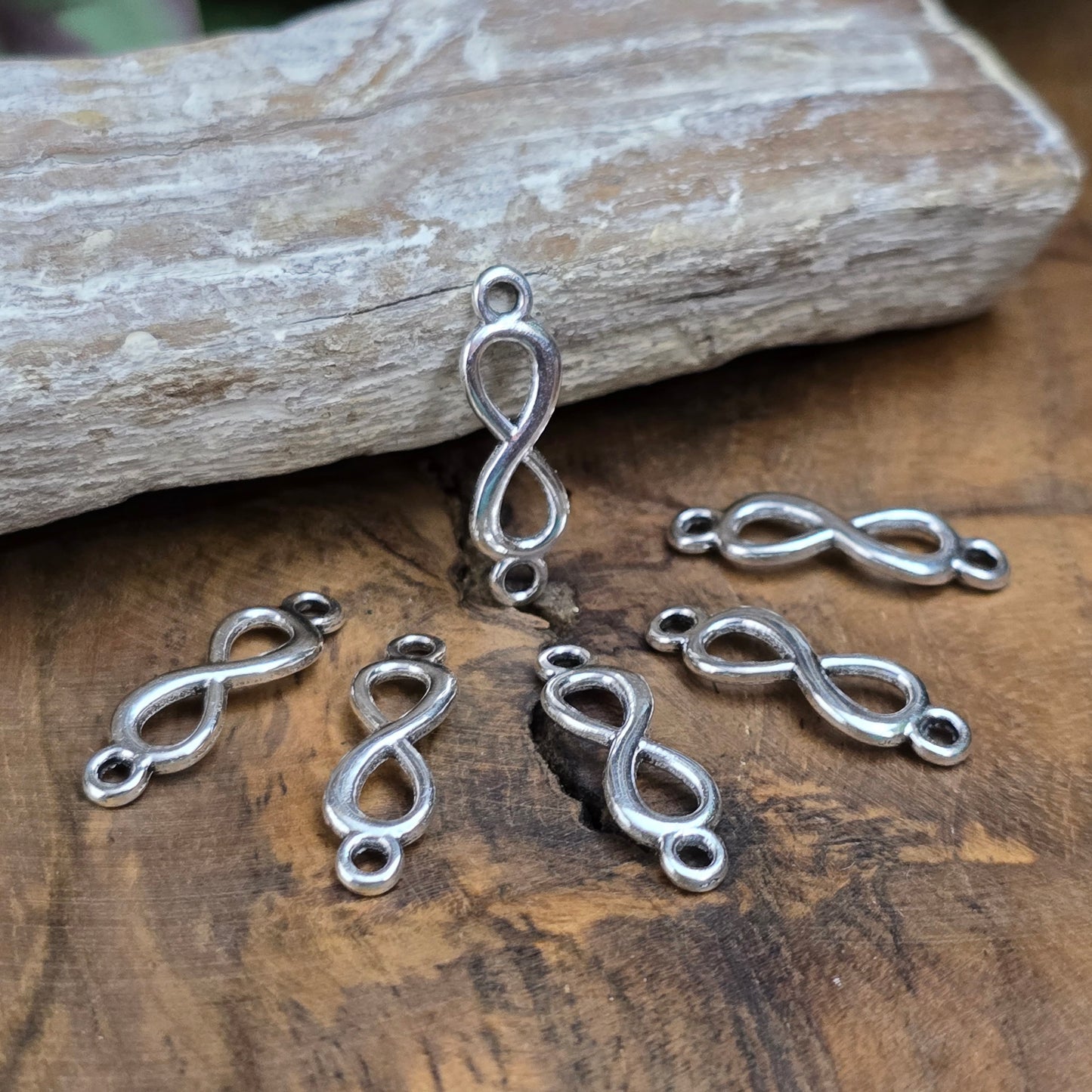 6 antik silberfarbene Infinity-Verbinder – perfekt für symbolischen DIY-Schmuck, Makramee & Geschenke mit Bedeutung. Angenehm gewölbt & schön verarbeitet.