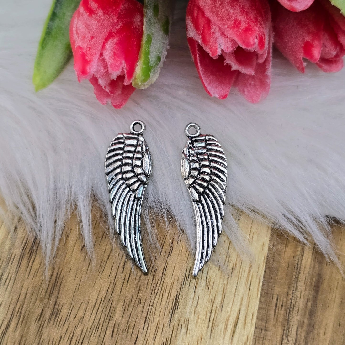Vier detailreiche Flügel-Anhänger in antikem Silber – 30 mm – beidseitig geprägt mit Patina-Effekt – perfekt für DIY-Schmuck, Taschen & kreative Accessoires.
