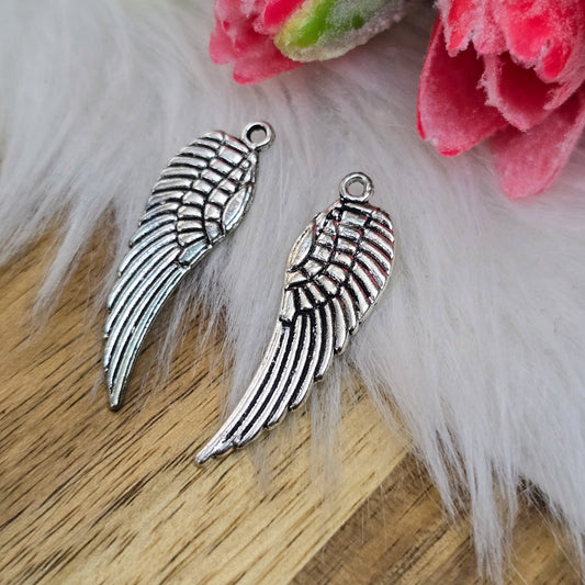 Vier detailreiche Flügel-Anhänger in antikem Silber – 30 mm – beidseitig geprägt mit Patina-Effekt – perfekt für DIY-Schmuck, Taschen & kreative Accessoires.