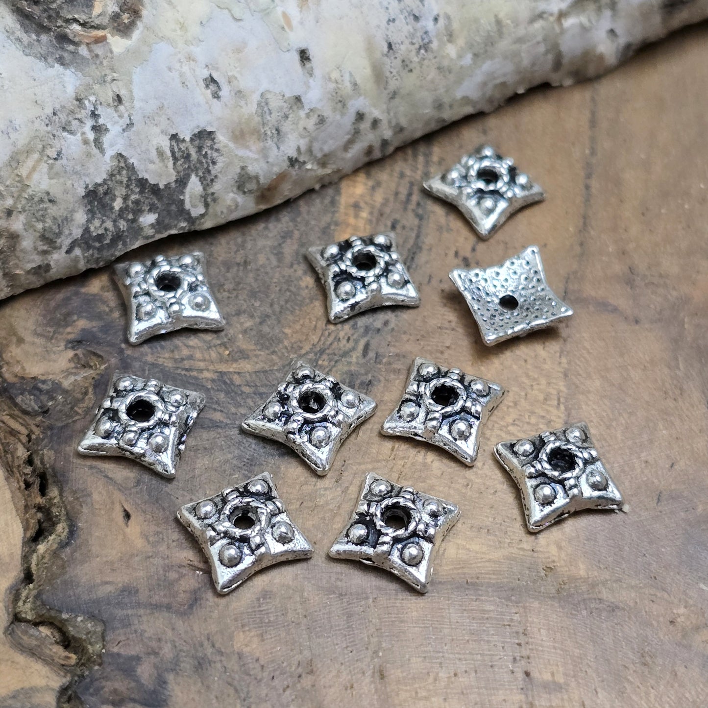 Quadratische Perlenkappen im antik silberfarbenen Ethnodesign, Größe 8 x 8 mm. Ideal zum Verzieren und Schützen von Glas-, Acryl-, Edelstein- oder Muschelperlen und für kreative Schmuckprojekte.