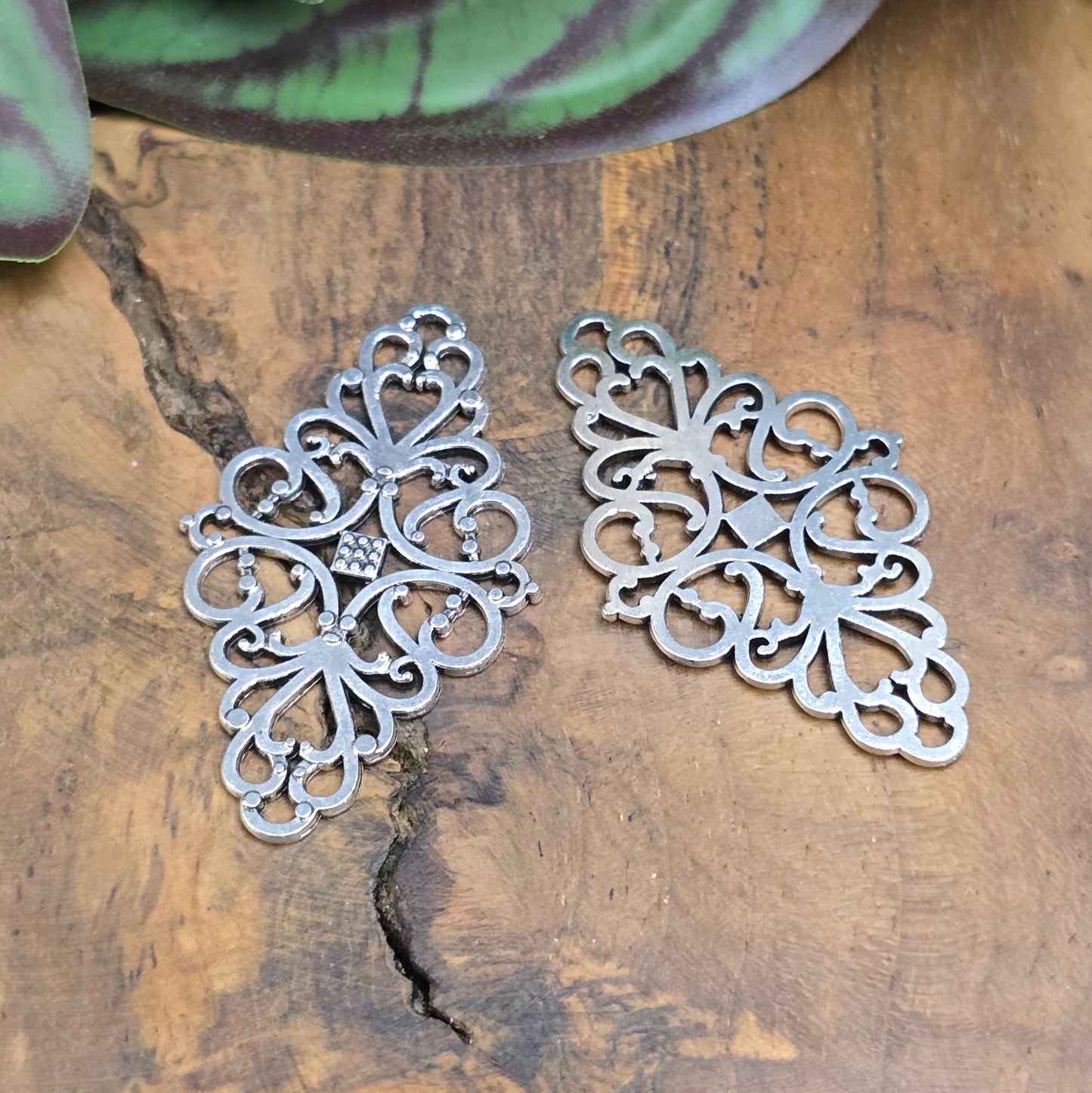 2 antiksilberfarbene Verbinder mit Vintage-Flair – 41 mm, perfekt für Schmuck, Choker, Deko & Accessoires. Mit Ösen, beidseitig verwendbar.