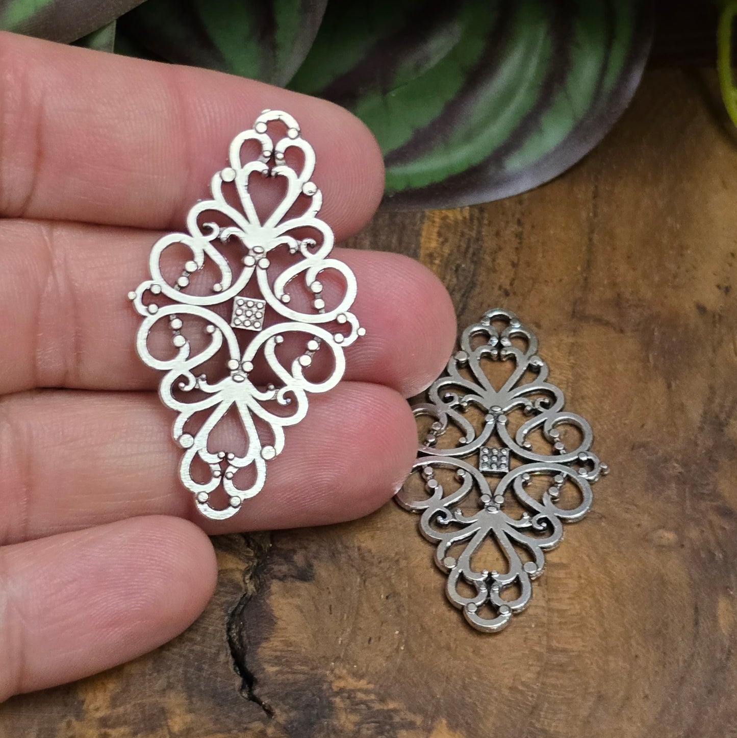 2 antiksilberfarbene Verbinder mit Vintage-Flair – 41 mm, perfekt für Schmuck, Choker, Deko & Accessoires. Mit Ösen, beidseitig verwendbar.mit Vintage-Flair – 41 mm, perfekt für Schmuck, Choker, Deko & Accessoires. Mit Ösen, beidseitig verwendbar.