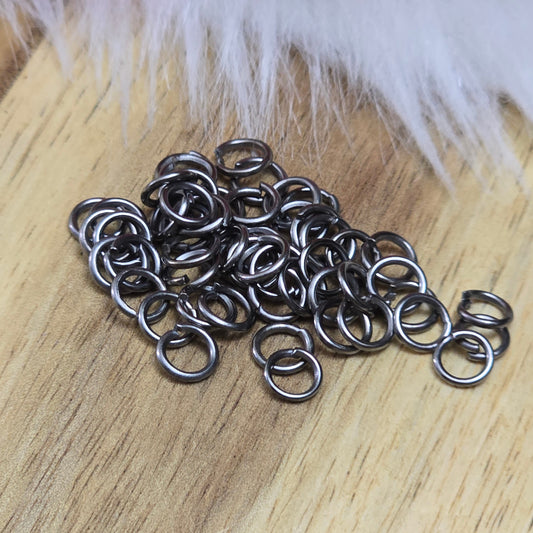 offenen Biegeringe in gunmetal black sind ein unverzichtbares Zubehör für die Schmuckherstellung. Ideal um Charms und Verschlüsse zuverlässig zu befestigen.
