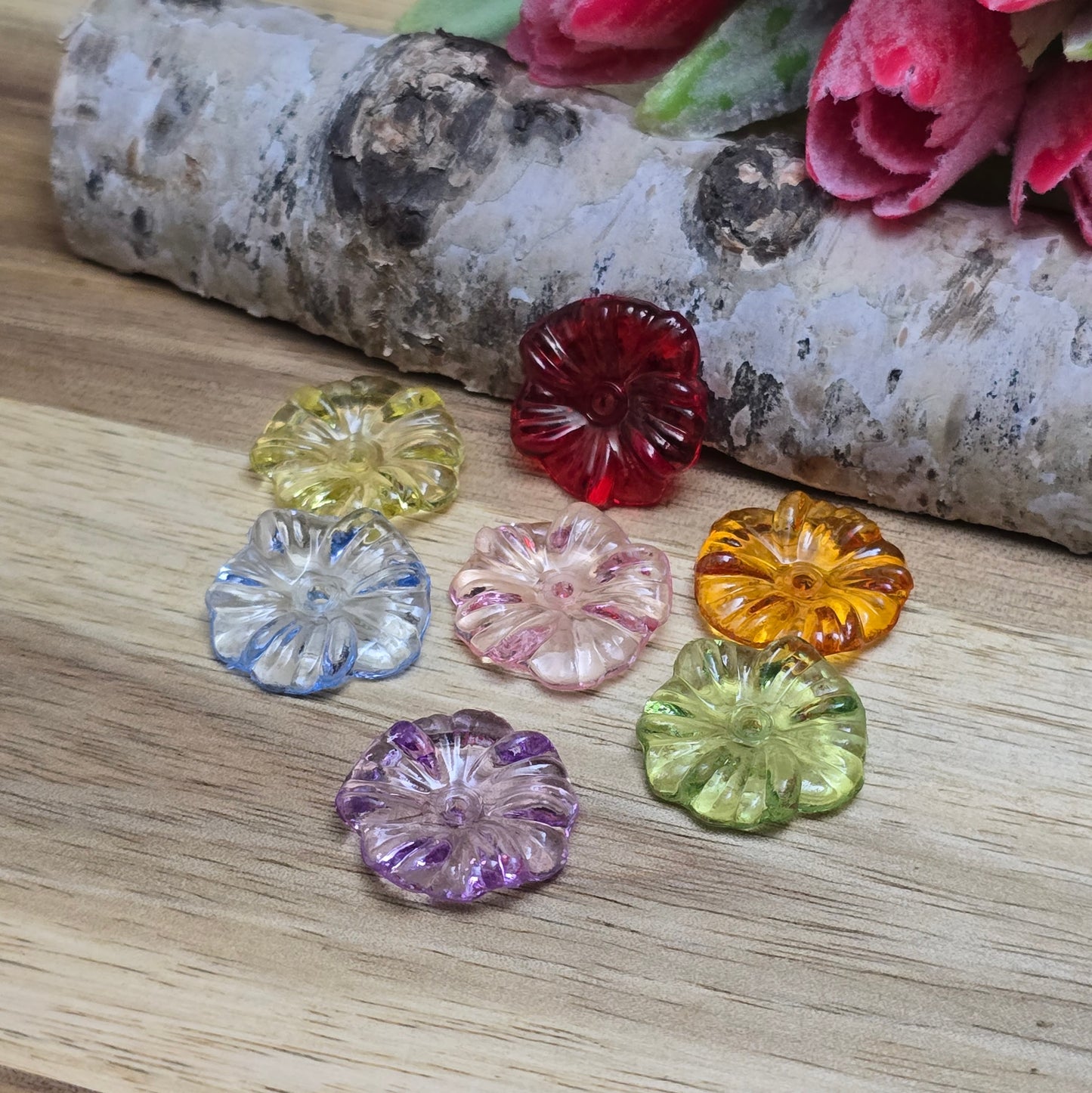 Diese transparenten Blumenperlen aus Acryl mit einem Durchmesser von 17 mm sind perfekt für deine kreativen Projekte! Ideal für Schmuck, Makramee und Dekorationen. Ihre schimmernde Oberfläche bringt blumigen Flair und ist eine wunderbare Ergänzung für Hochzeiten, Sommerfeste und andere festliche Anlässe.