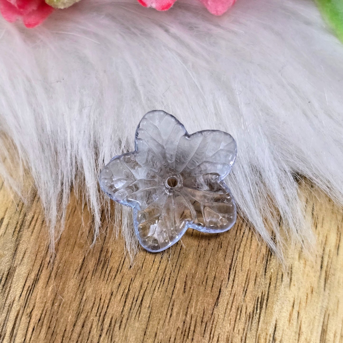 Das Bild zeigt zauberhafte Blumenperlen! Ihre transparent glänzende Oberfläche macht sie zum perfekten Accessoire für eine Vielzahl von Anwendungen.