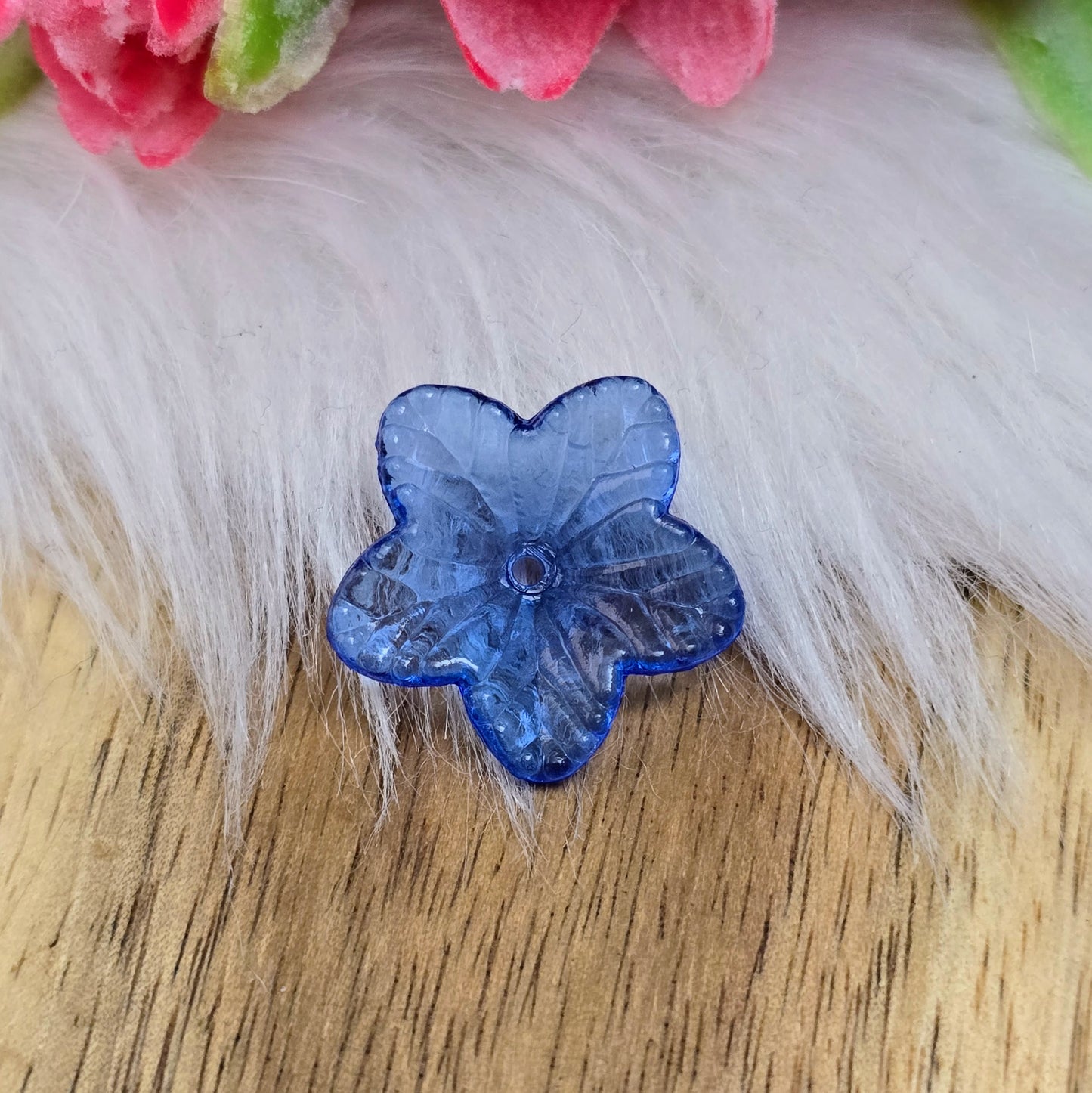 Das Bild zeigt zauberhafte Blumenperlen! Ihre transparent glänzende Oberfläche macht sie zum perfekten Accessoire für eine Vielzahl von Anwendungen.