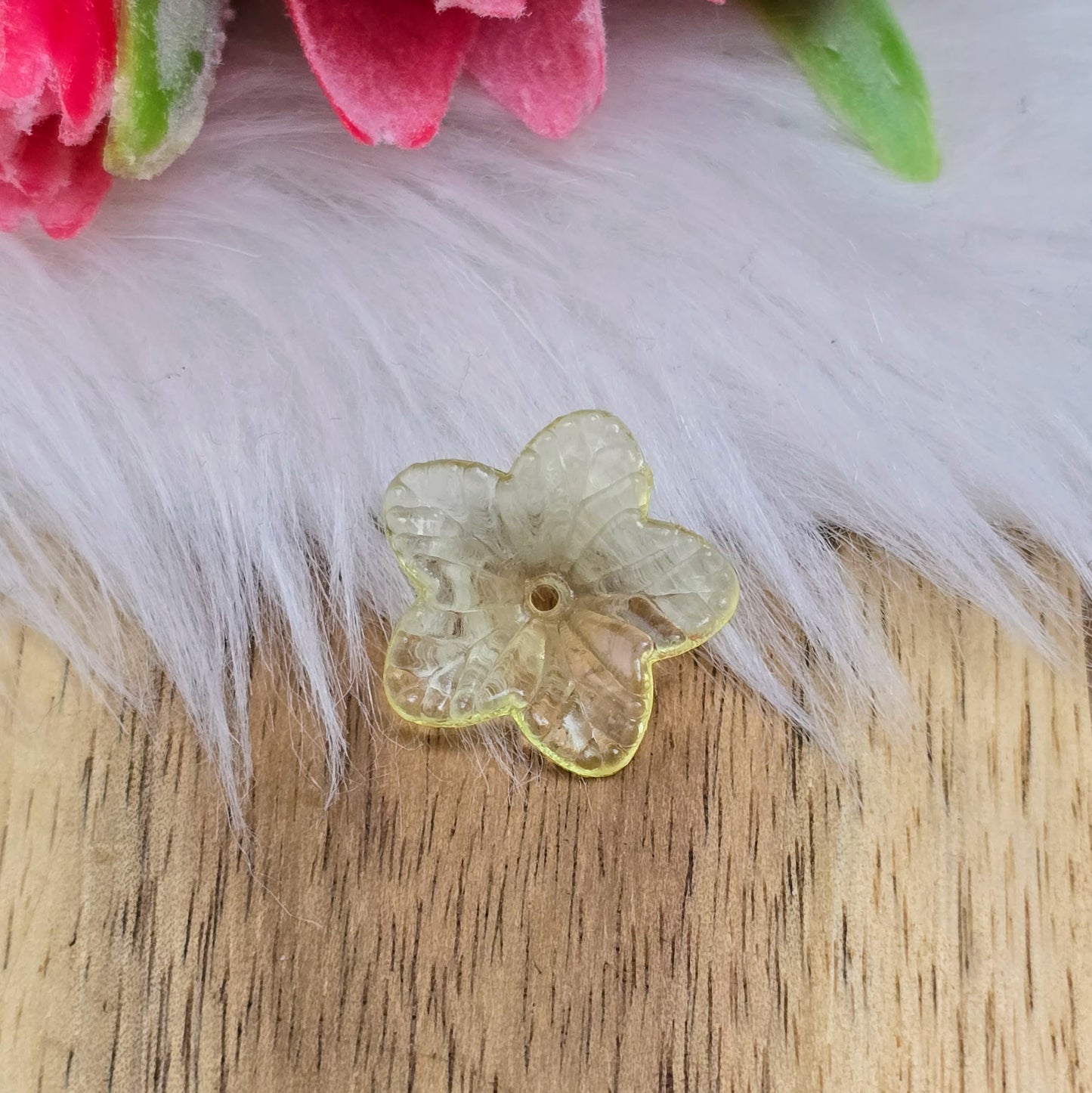 Das Bild zeigt zauberhafte Blumenperlen! Ihre transparent glänzende Oberfläche macht sie zum perfekten Accessoire für eine Vielzahl von Anwendungen.