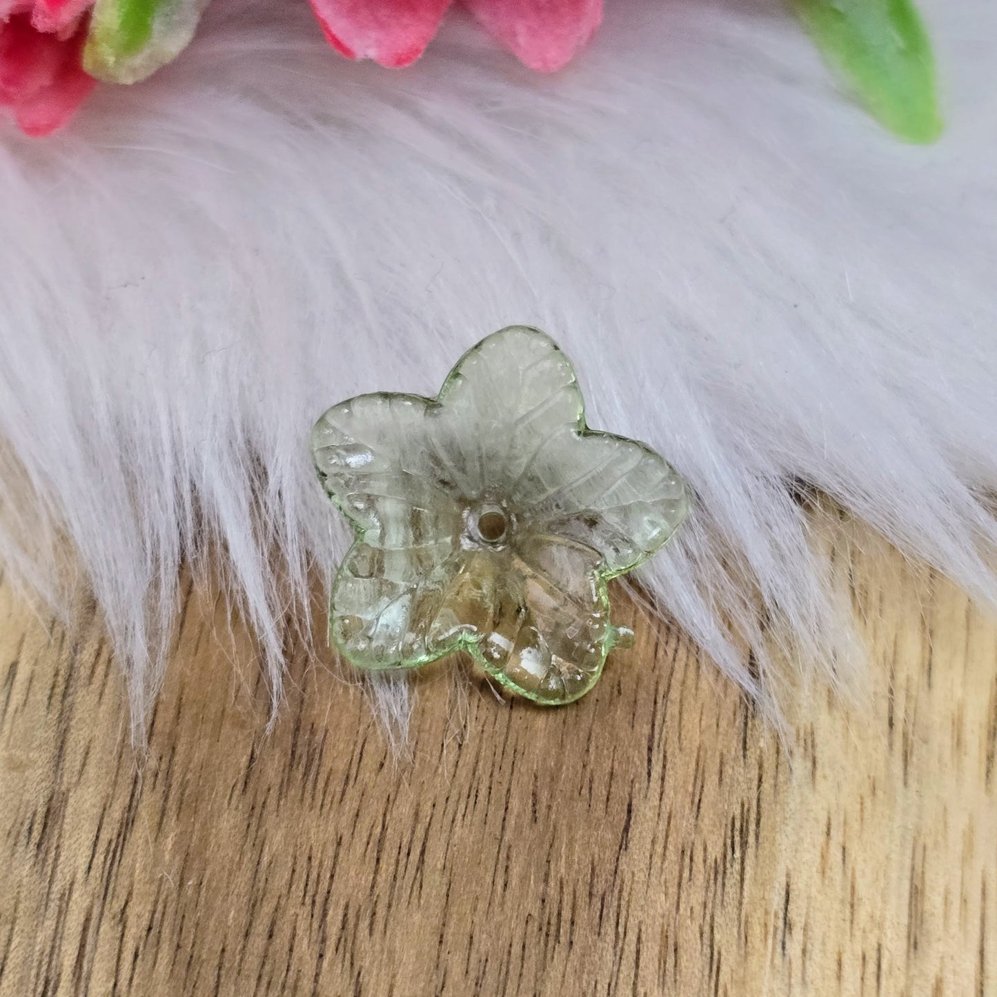 Das Bild zeigt zauberhafte Blumenperlen! Ihre transparent glänzende Oberfläche macht sie zum perfekten Accessoire für eine Vielzahl von Anwendungen.