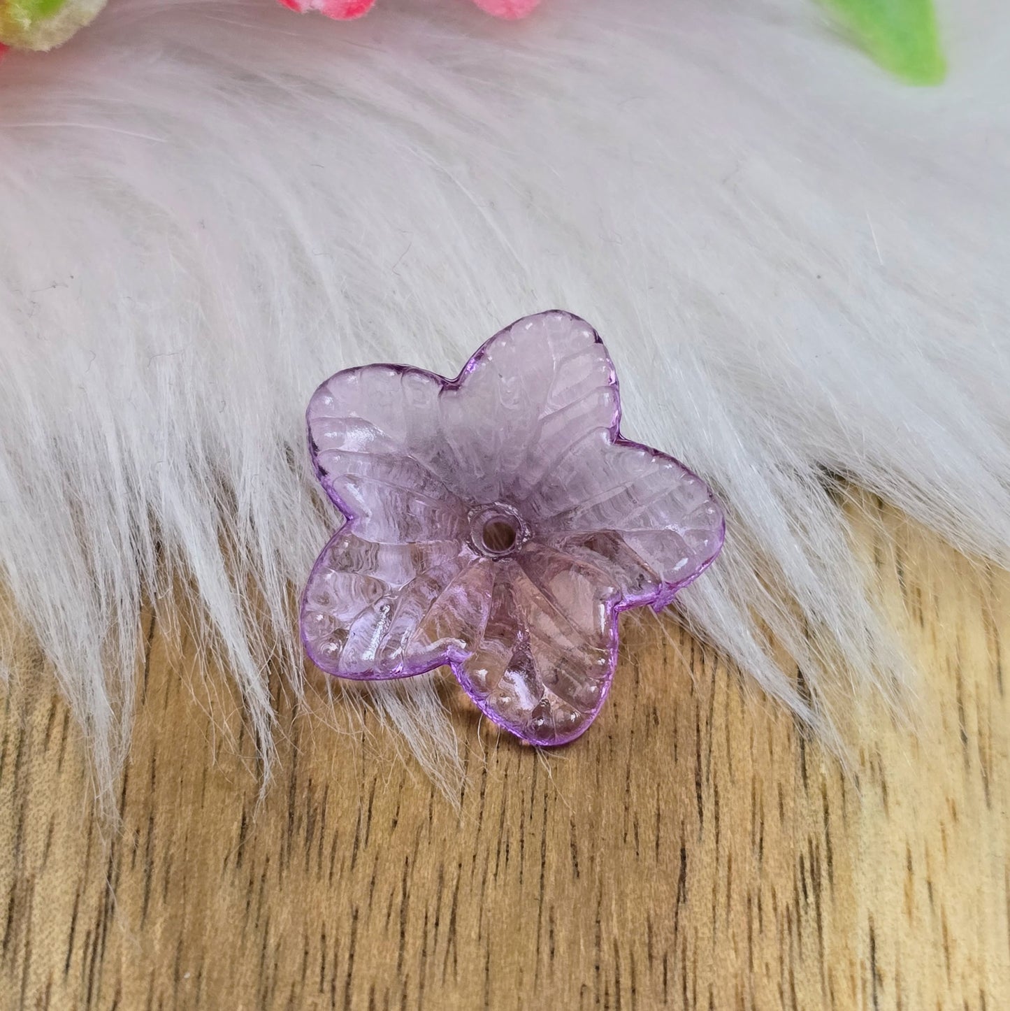 Das Bild zeigt zauberhafte Blumenperlen! Ihre transparent glänzende Oberfläche macht sie zum perfekten Accessoire für eine Vielzahl von Anwendungen.
