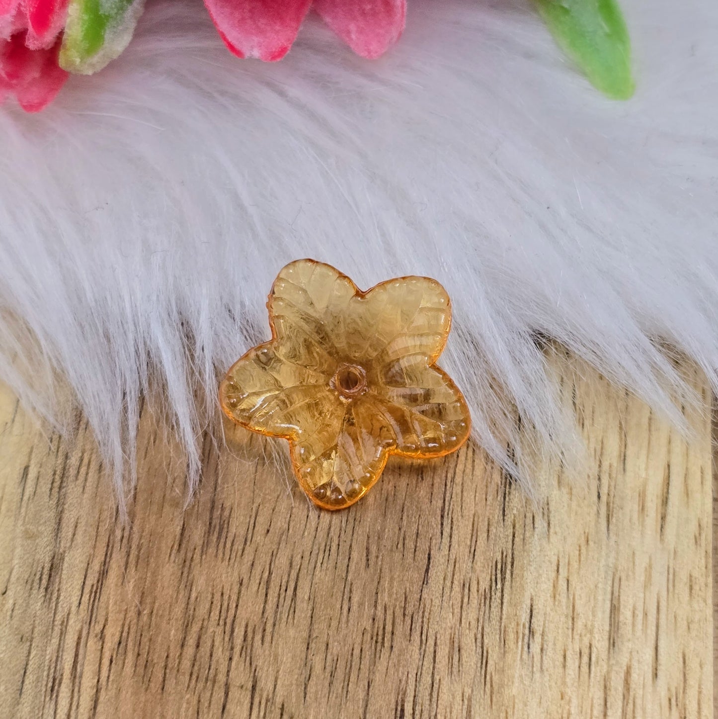 Das Bild zeigt zauberhafte Blumenperlen! Ihre transparent glänzende Oberfläche macht sie zum perfekten Accessoire für eine Vielzahl von Anwendungen.