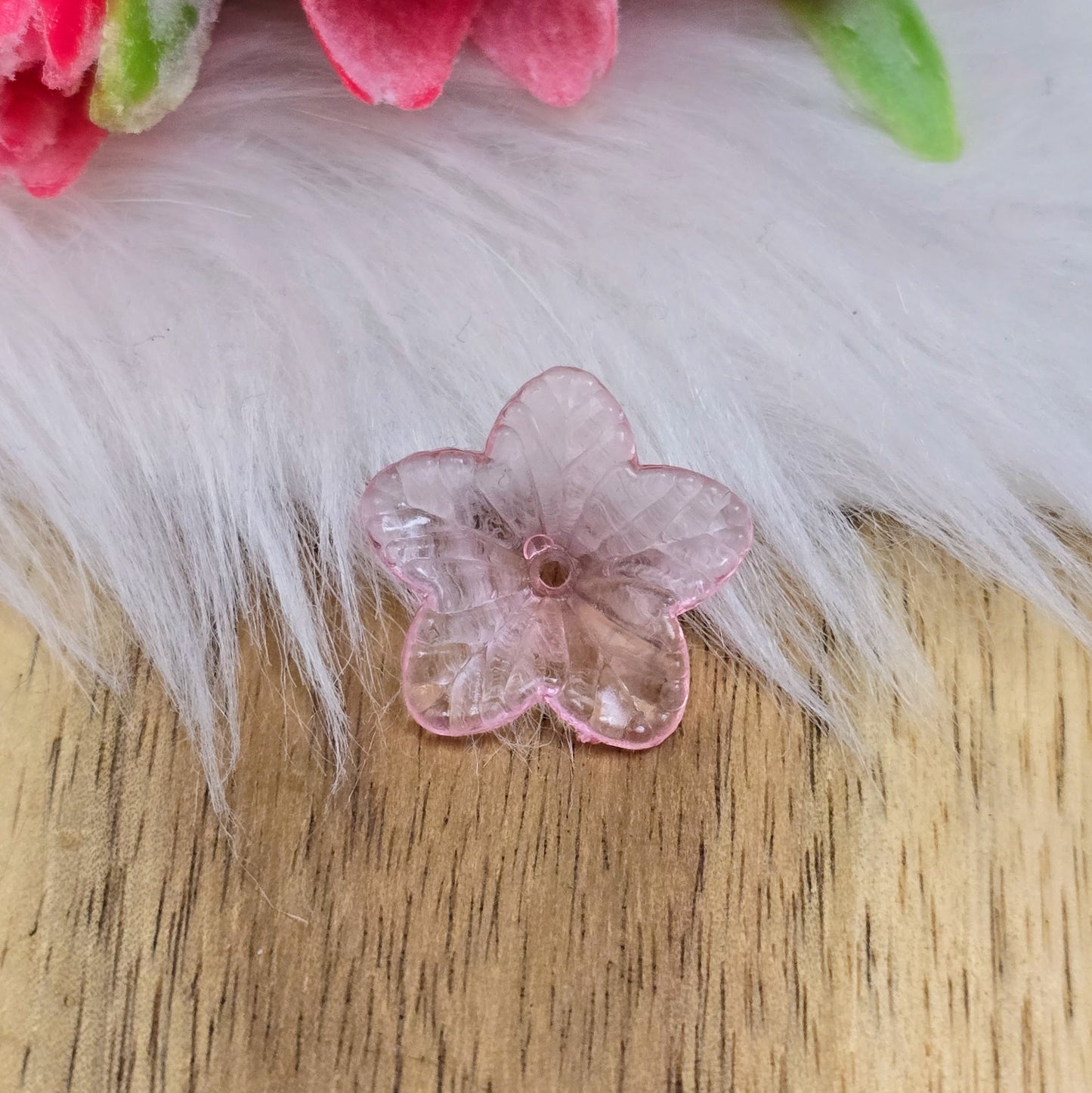 Das Bild zeigt zauberhafte Blumenperlen! Ihre transparent glänzende Oberfläche macht sie zum perfekten Accessoire für eine Vielzahl von Anwendungen.