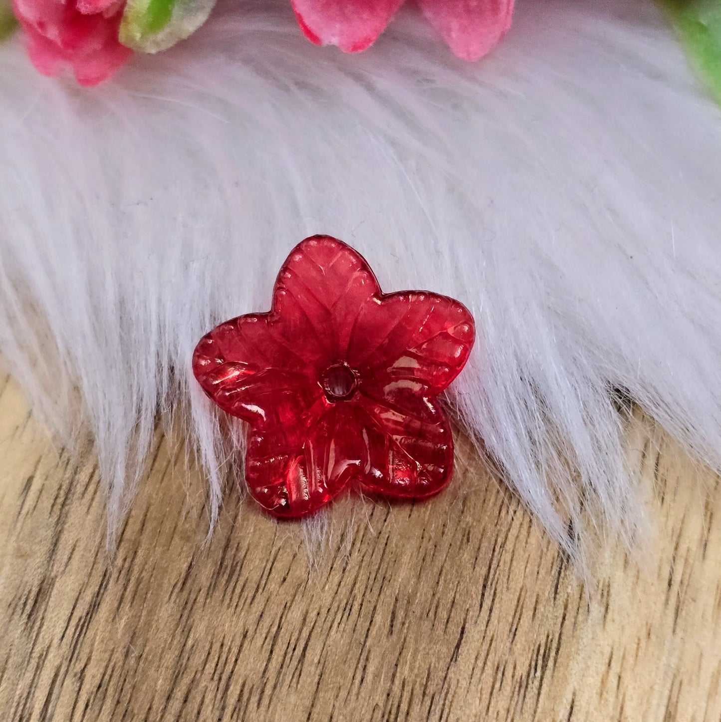 Das Bild zeigt zauberhafte Blumenperlen! Ihre transparent glänzende Oberfläche macht sie zum perfekten Accessoire für eine Vielzahl von Anwendungen.