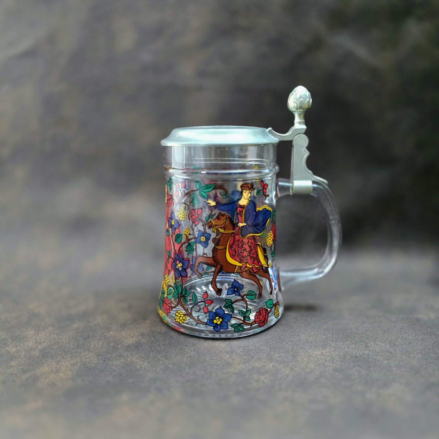 Original BMF Bierseidel aus Glas mit Zinndeckel & Dornröschen-Motiv. Vintage 1970er Jahre, 0,5L, mit Engel-Punze – in sehr gutem Zustand, perfekt für Sammler & Märchenfans.