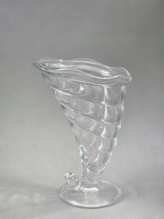 Ein einzelner transparenter Fortuna Eisbecher ist seitlich zu sehen, mit kelchförmiger Schale, spiralförmigem Pressglasdekor und welligem Rand.