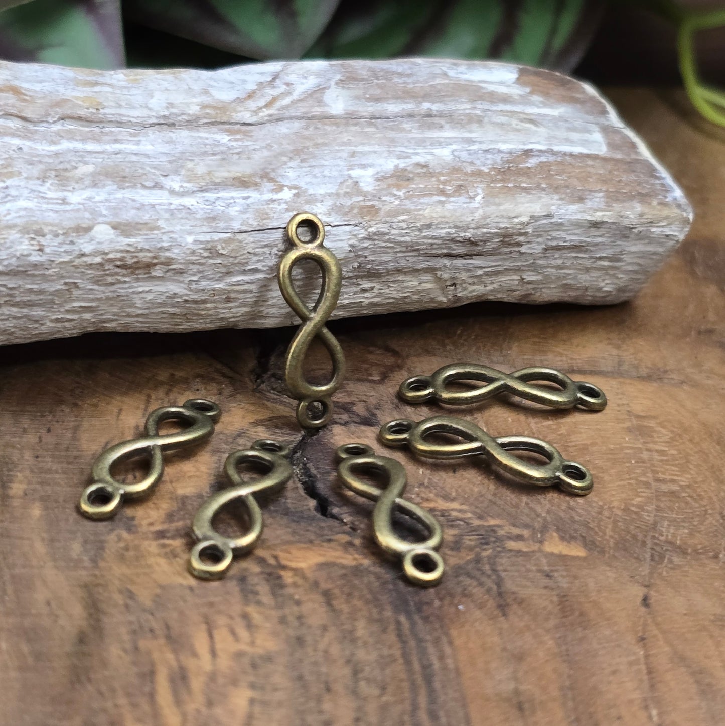 6 bronzefarbene Infinity-Verbinder – Symbol für Liebe & Verbundenheit. Ideal für Makramee-Armbänder oder DIY-Geschenke mit Bedeutung.