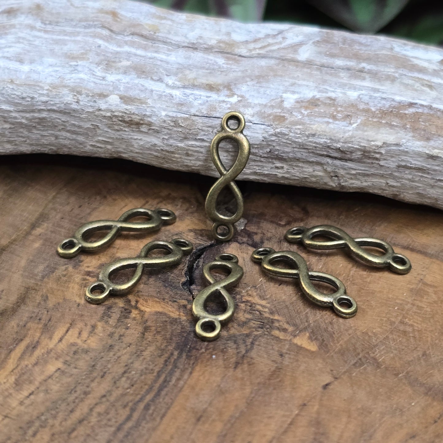 6 bronzefarbene Infinity-Verbinder – Symbol für Liebe & Verbundenheit. Ideal für Makramee-Armbänder oder DIY-Geschenke mit Bedeutung.