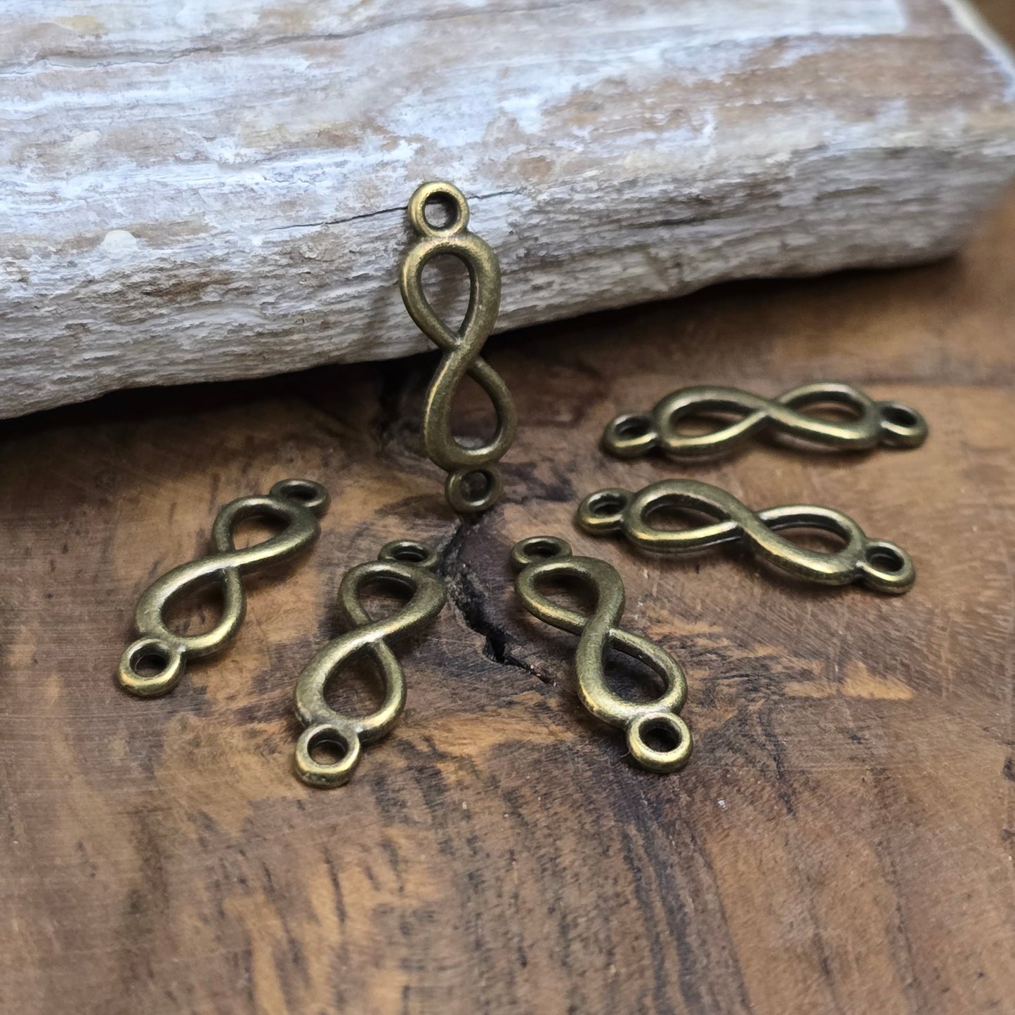 6 bronzefarbene Infinity-Verbinder – Symbol für Liebe & Verbundenheit. Ideal für Makramee-Armbänder oder DIY-Geschenke mit Bedeutung.