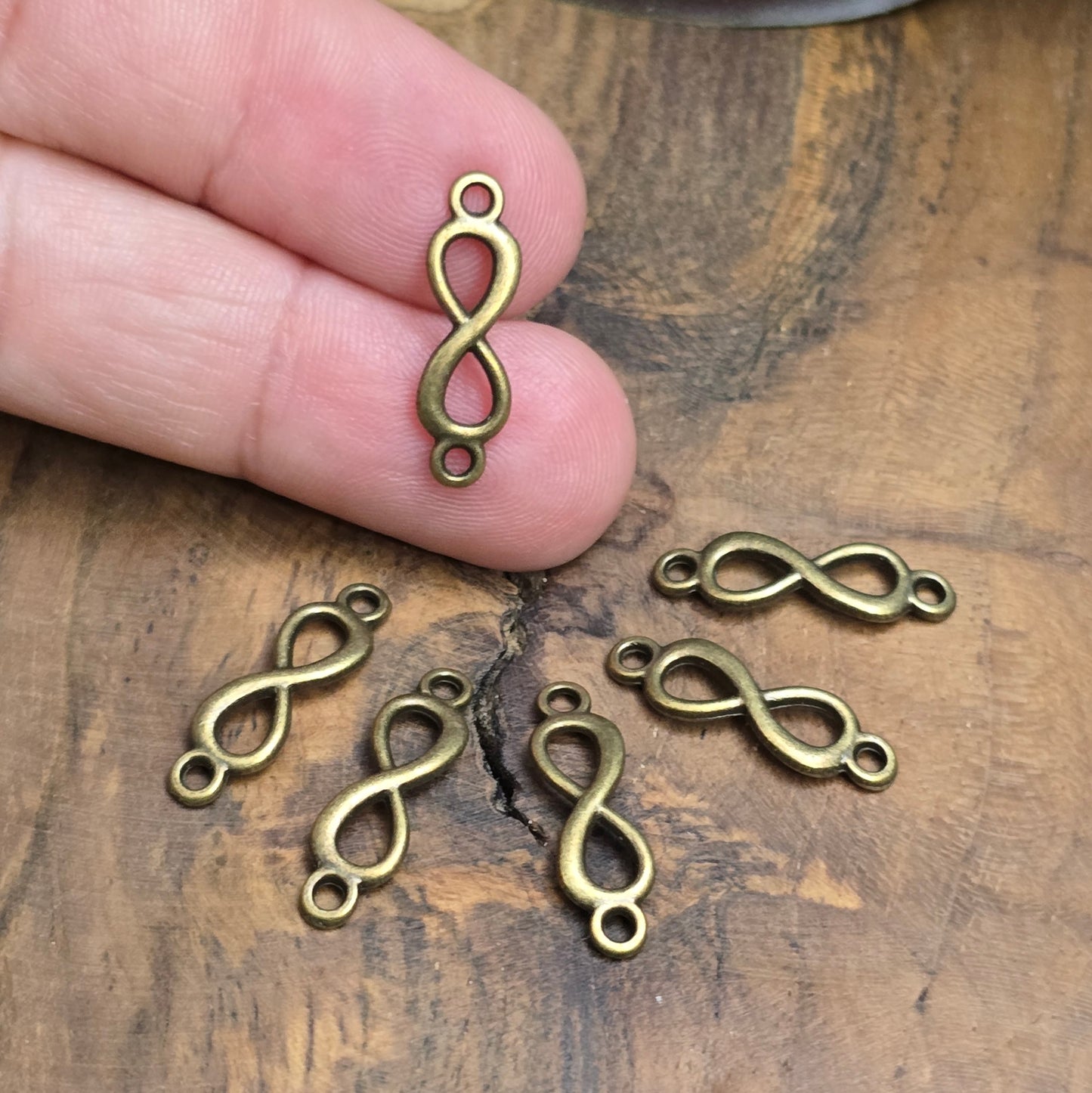 6 bronzefarbene Infinity-Verbinder – Symbol für Liebe & Verbundenheit. Ideal für Makramee-Armbänder oder DIY-Geschenke mit Bedeutung.