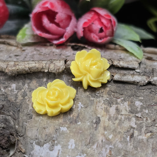 Das Bild zeigt Cabochons Rosenblüte – 14mm – Gelb – Fröhliche Akzente für deine Schmuckkreationen 🌼🌹