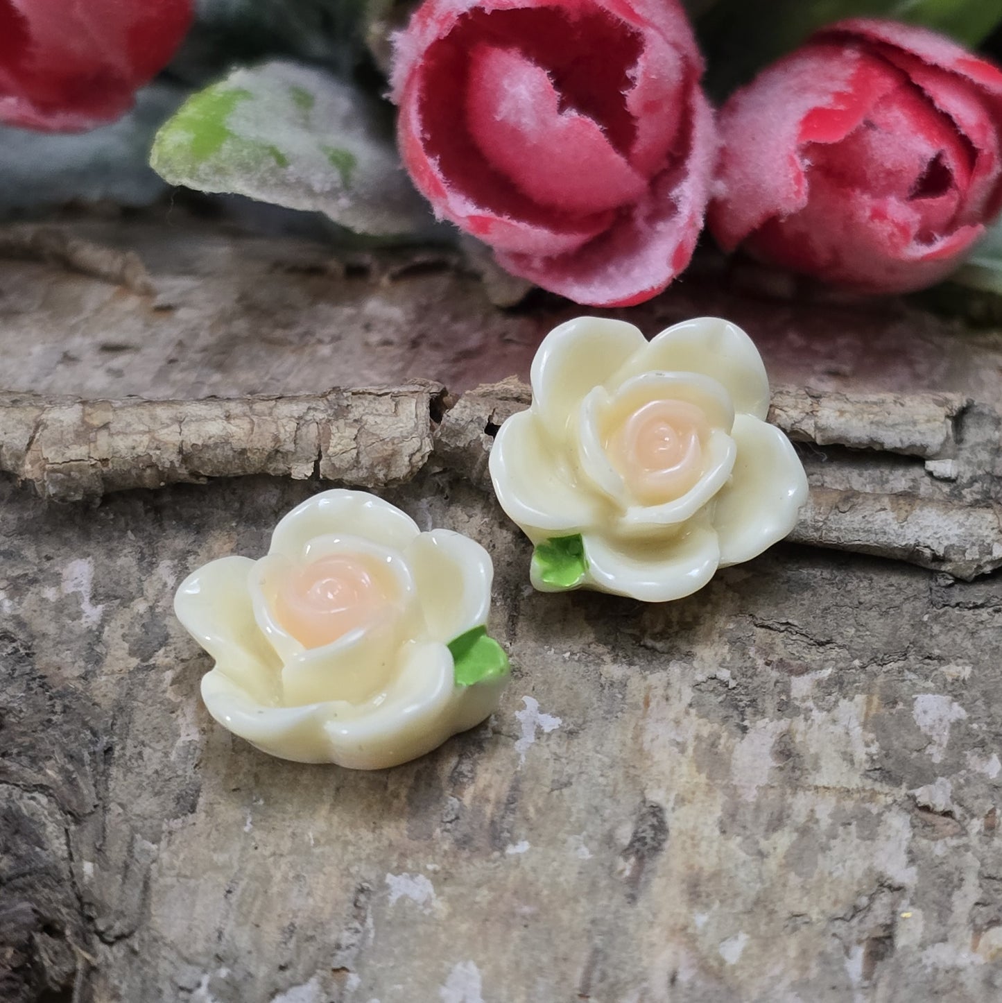 Das Bild zeigt 2 Cabochons offene Rose – 15mm – Zartgelb – Fröhliche Akzente für deine Schmuckkreationen 💛🌹