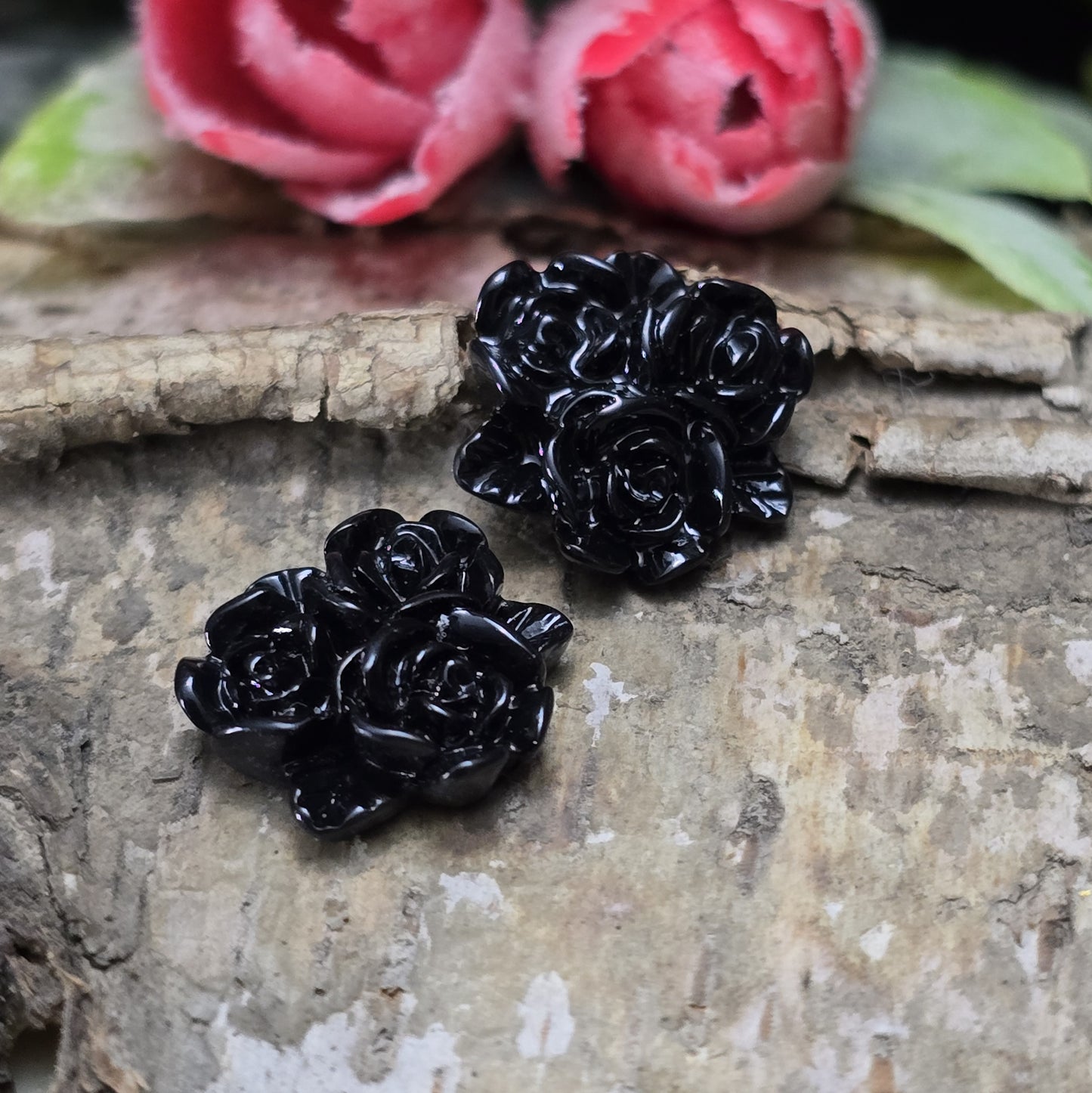 Das Bild zeigt Cabochons Rosentrio – 14mm – Schwarz – Stilvolle Akzente für deine Schmuckkreationen 🖤🌹