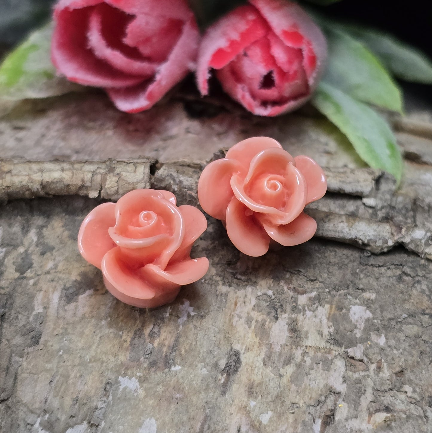 Das Bild zeigt 2 Cabochons Rose – 14mm – Altrosa – Romantische Akzente für deine Schmuckkreationen 🌸🌹
