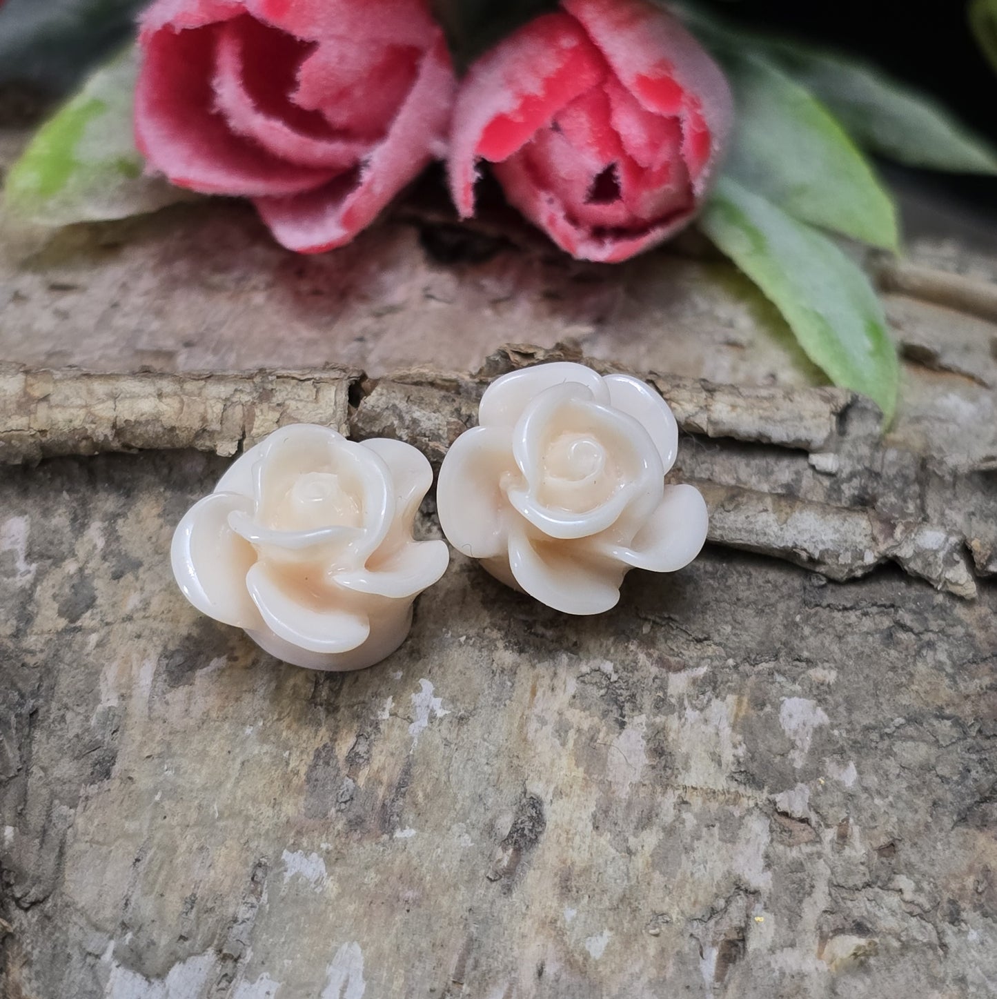Das Bild zeigt 2 Cabochons Rose – 14mm – Pfirsich – Zarte Akzente für deine Schmuckkreationen 🍑🌹