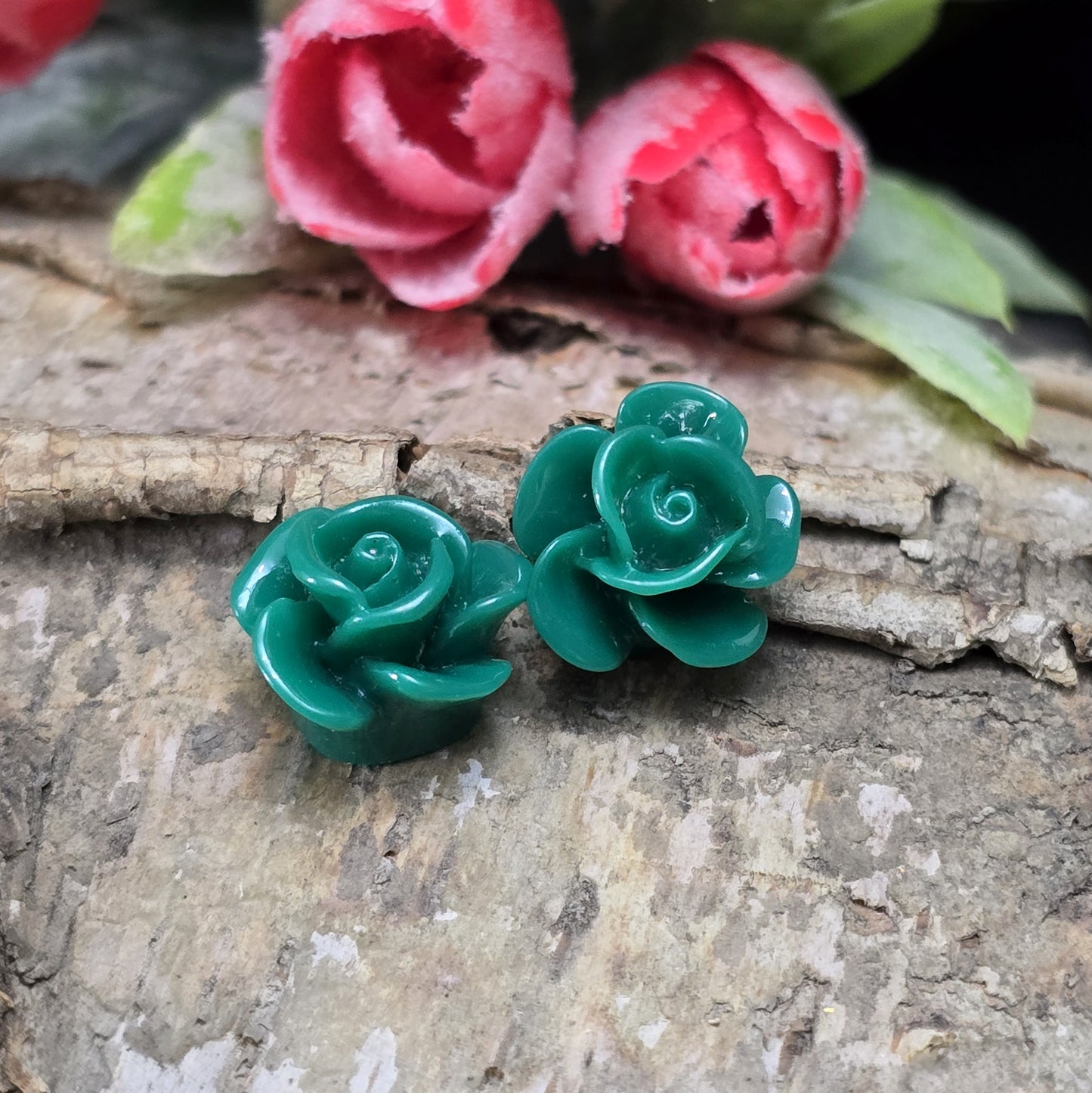 Das Bild zeigt Cabochons Rose – 14mm – Smaragdgrün – Edle Akzente für deine Schmuckkreationen 💚🌹