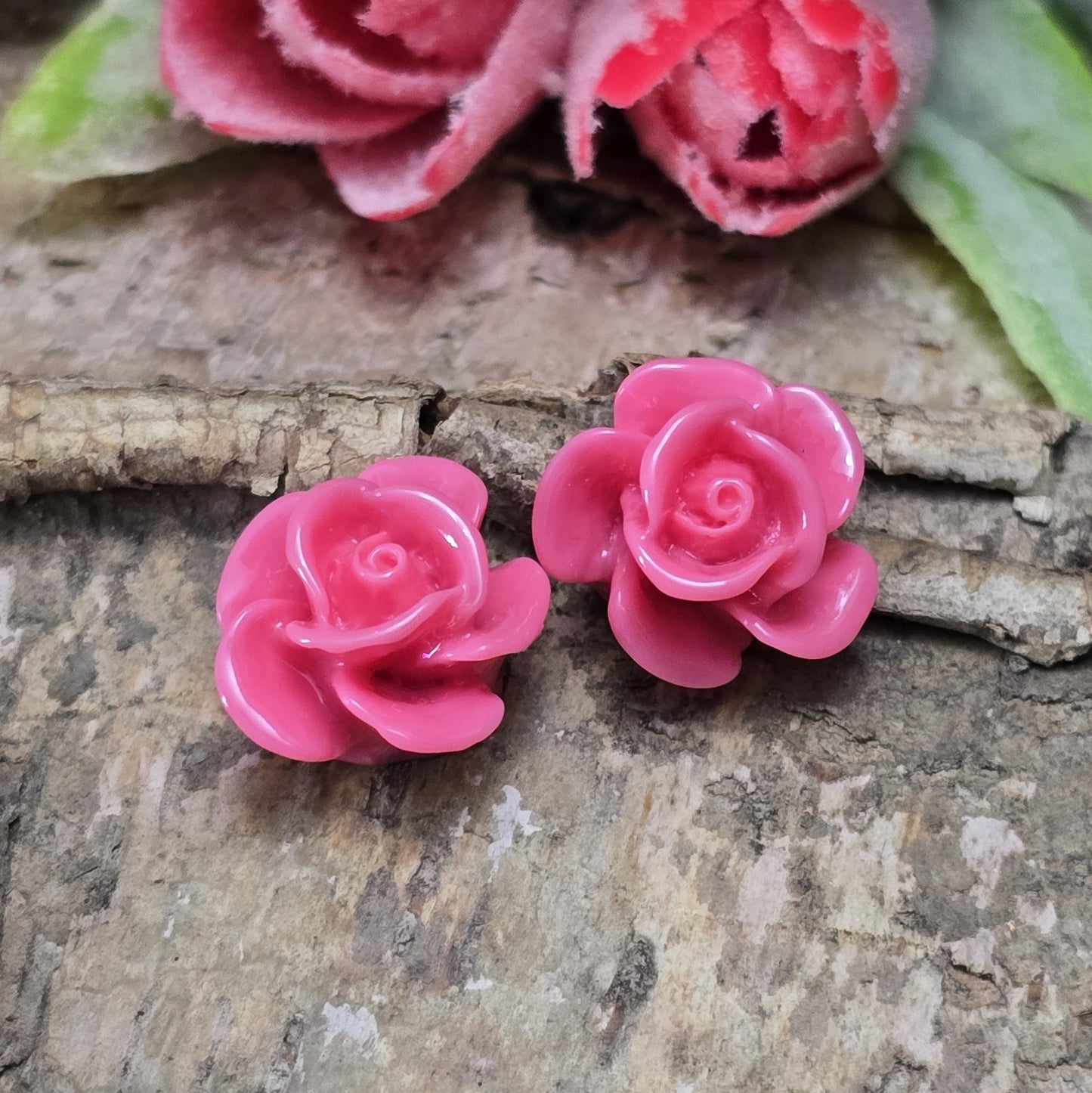 Das Bild zeigt 2 Cabochons Rose – 14mm – Vintage Pink – Nostalgische Akzente für deine Schmuckkreationen 🌸🌹
